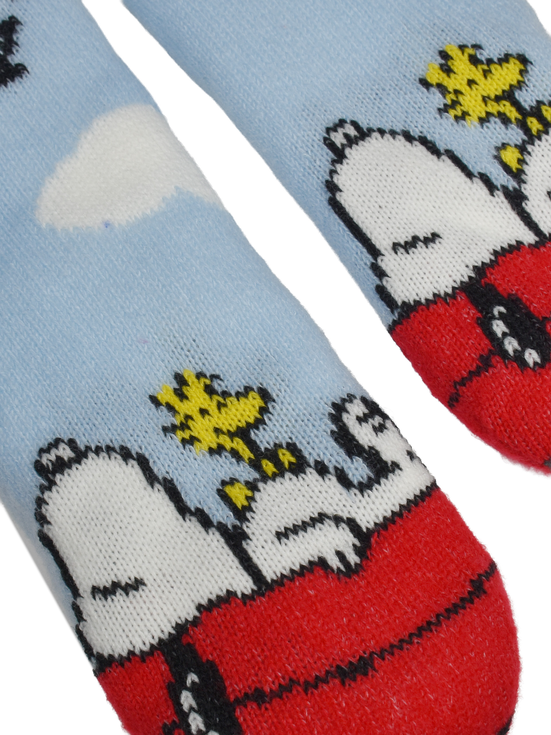Socken mit Snoopy und Woodstock auf blauem Himmel mit Wolken.