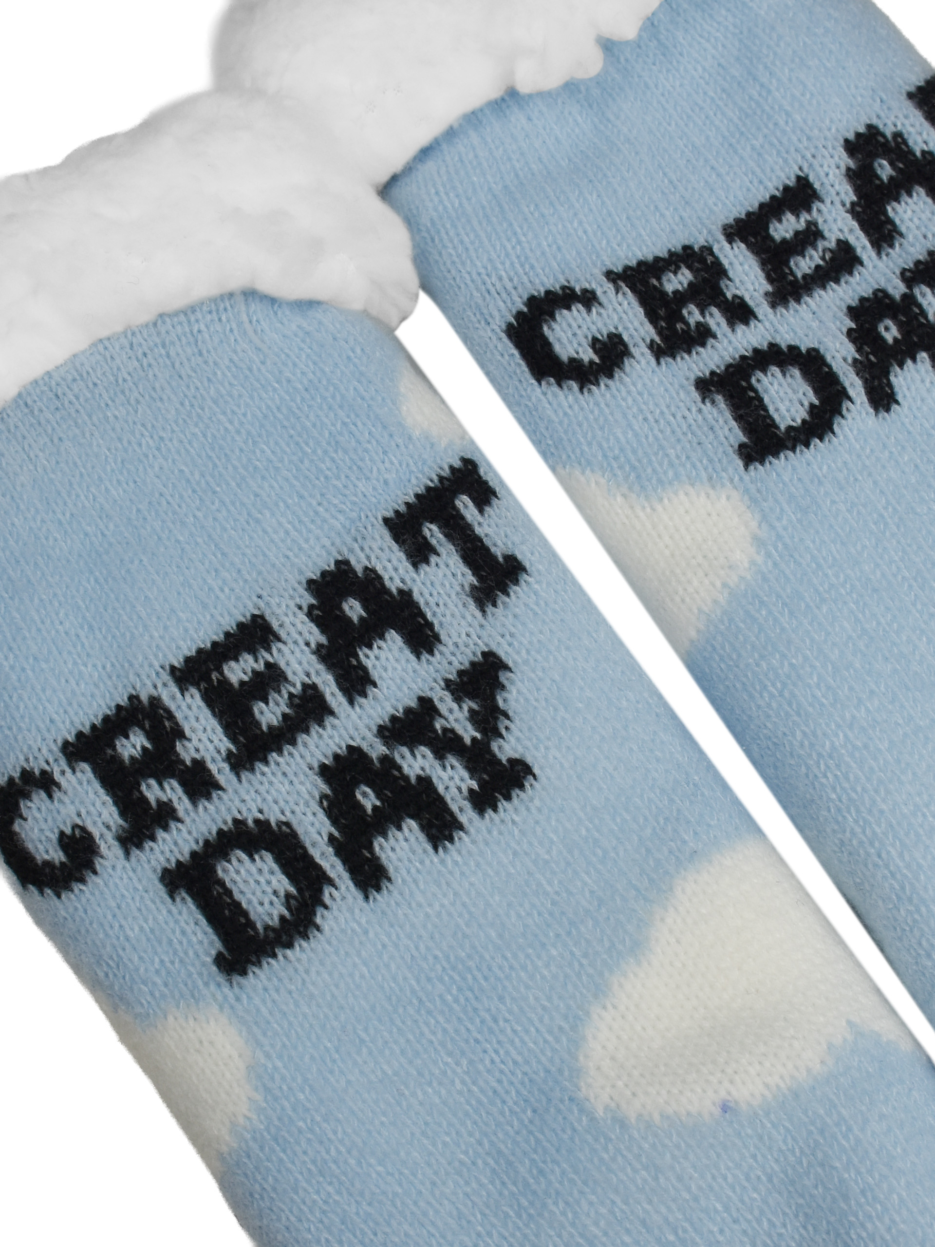 Blaue Socken mit weißen Wolken und schwarzem Text "GREAT DAY".