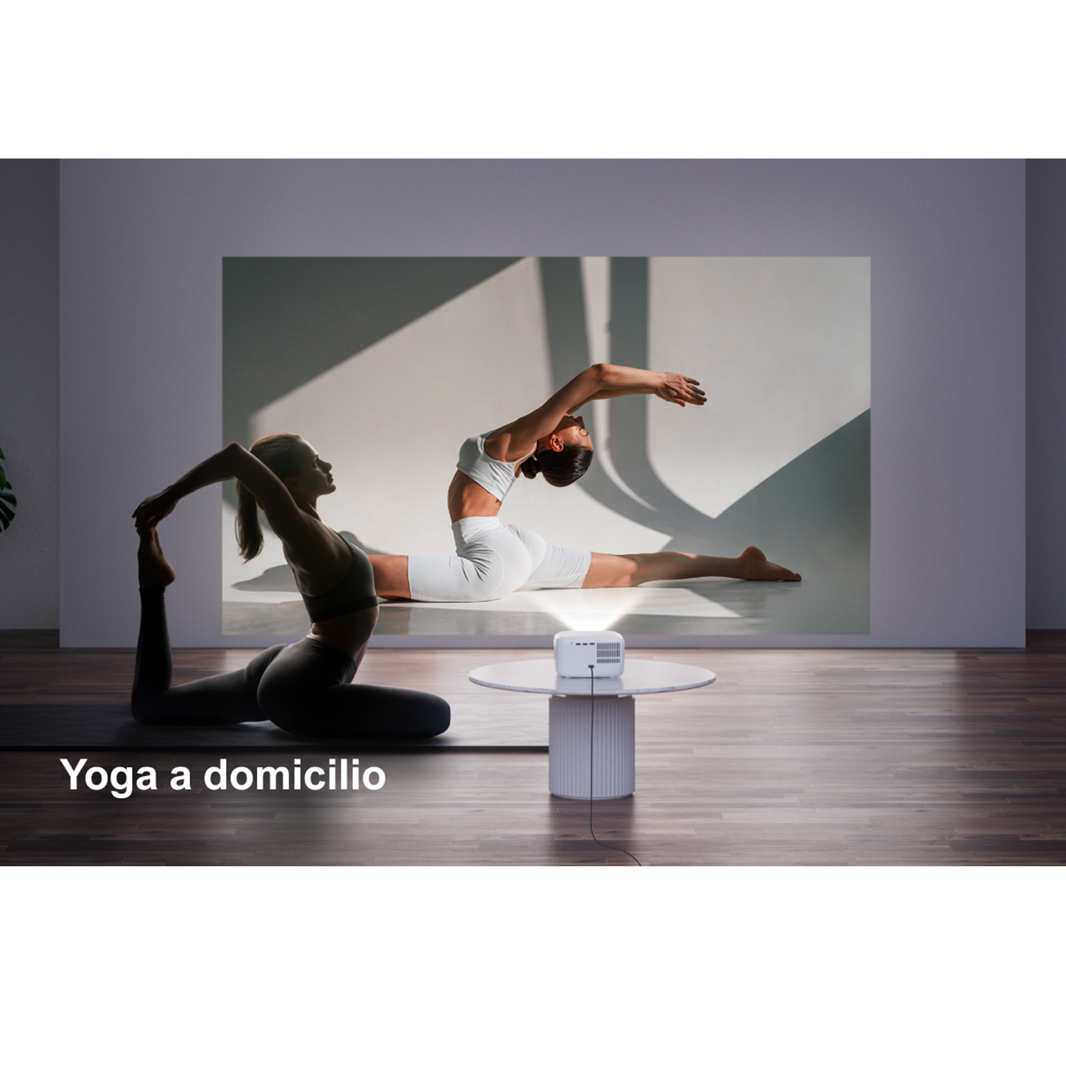 Una donna fa yoga davanti a un proiettore che mostra una posa yoga.