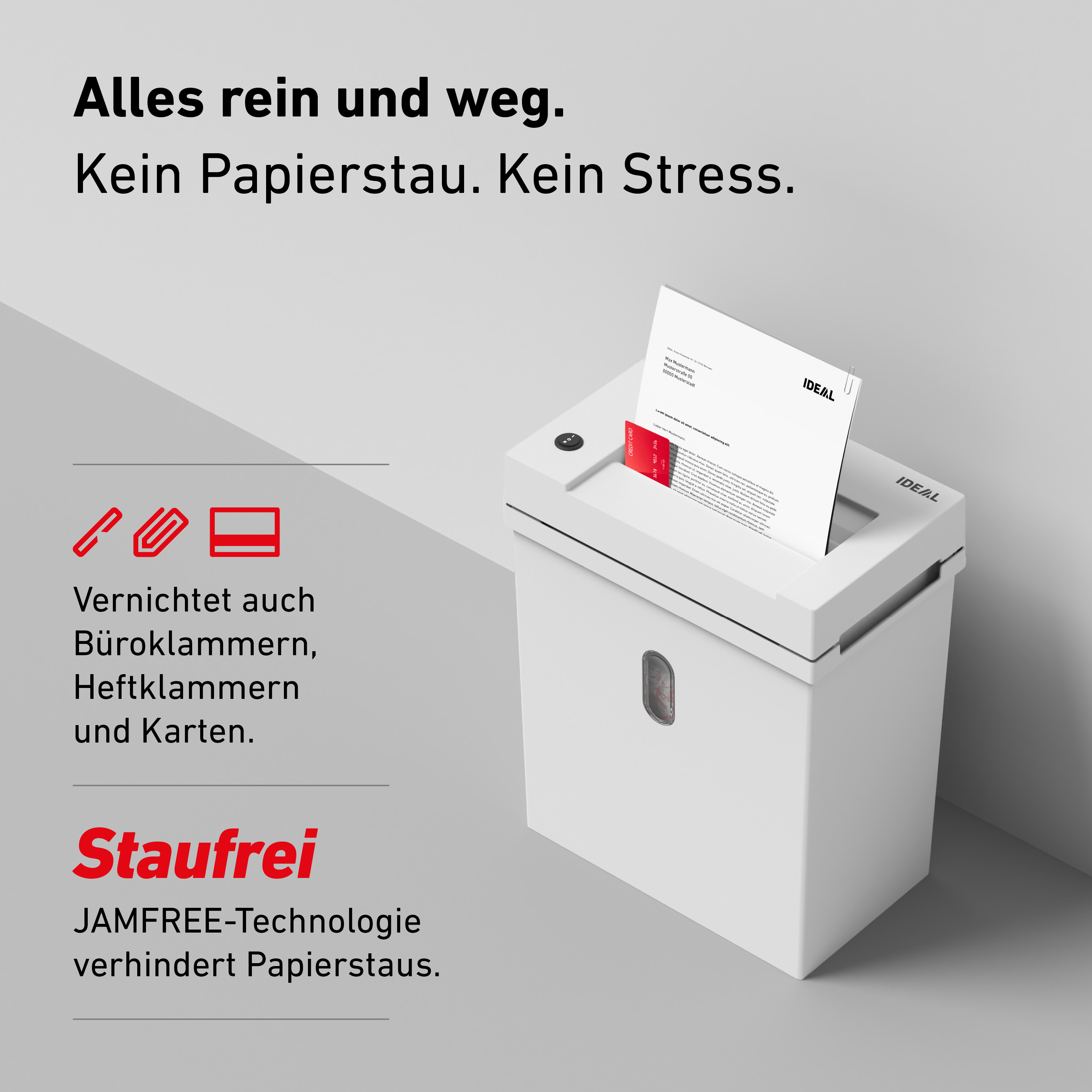 Ein weißer Aktenvernichter vernichtet Papier, eine Kreditkarte, Büroklammern und Heftklammern.