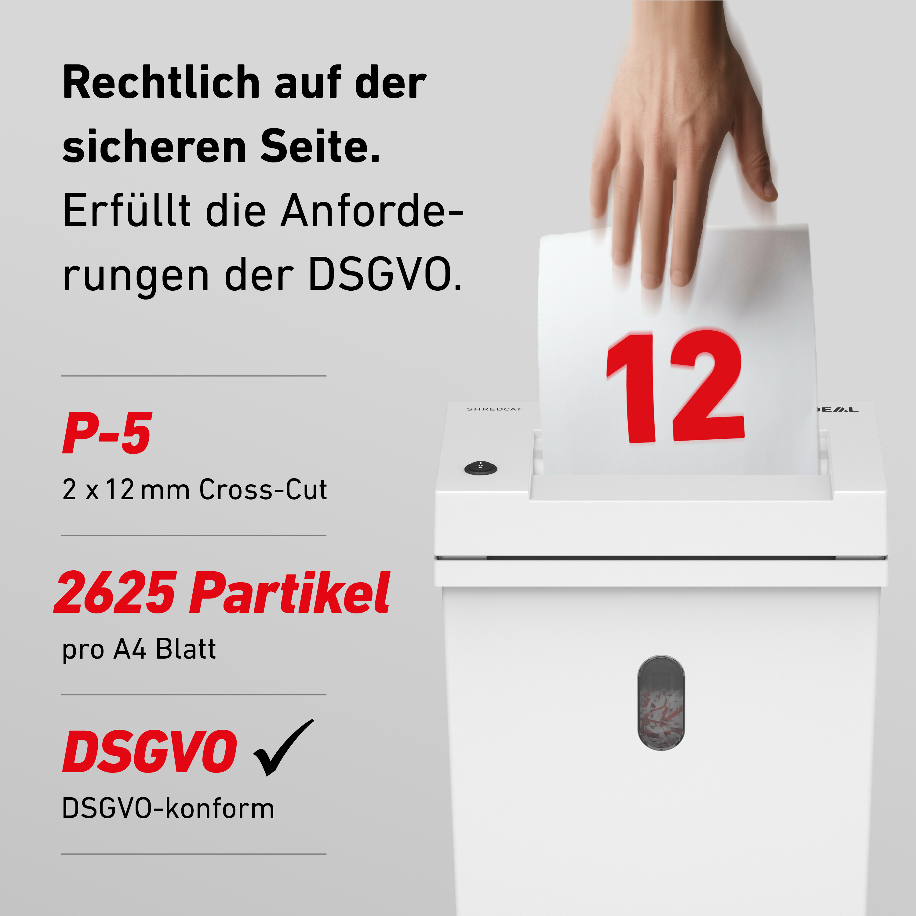 Ein Blatt Papier mit der Zahl 12 wird in einen Aktenvernichter eingeführt.