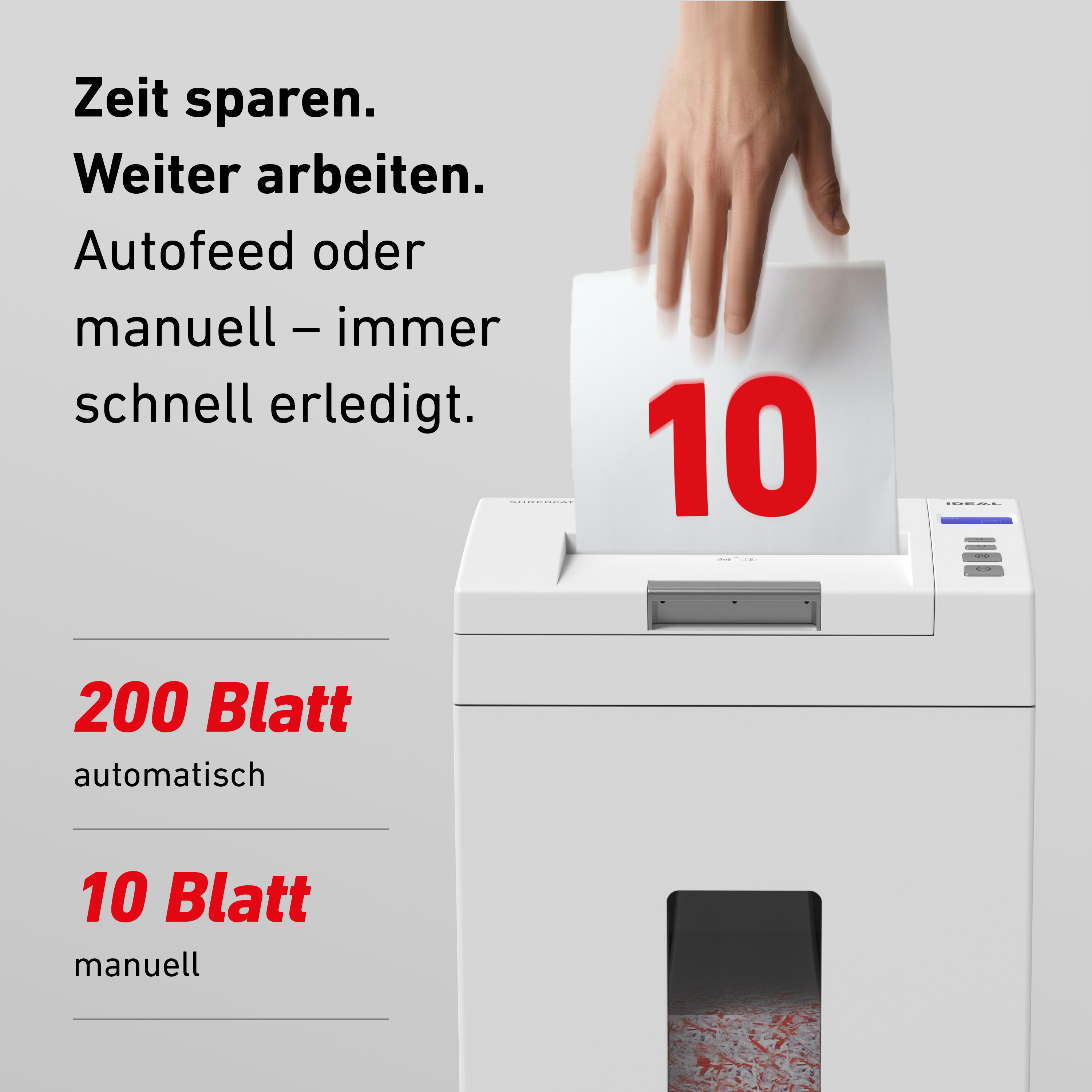Ein Mann legt ein Blatt Papier mit der Zahl 10 in einen Aktenvernichter.