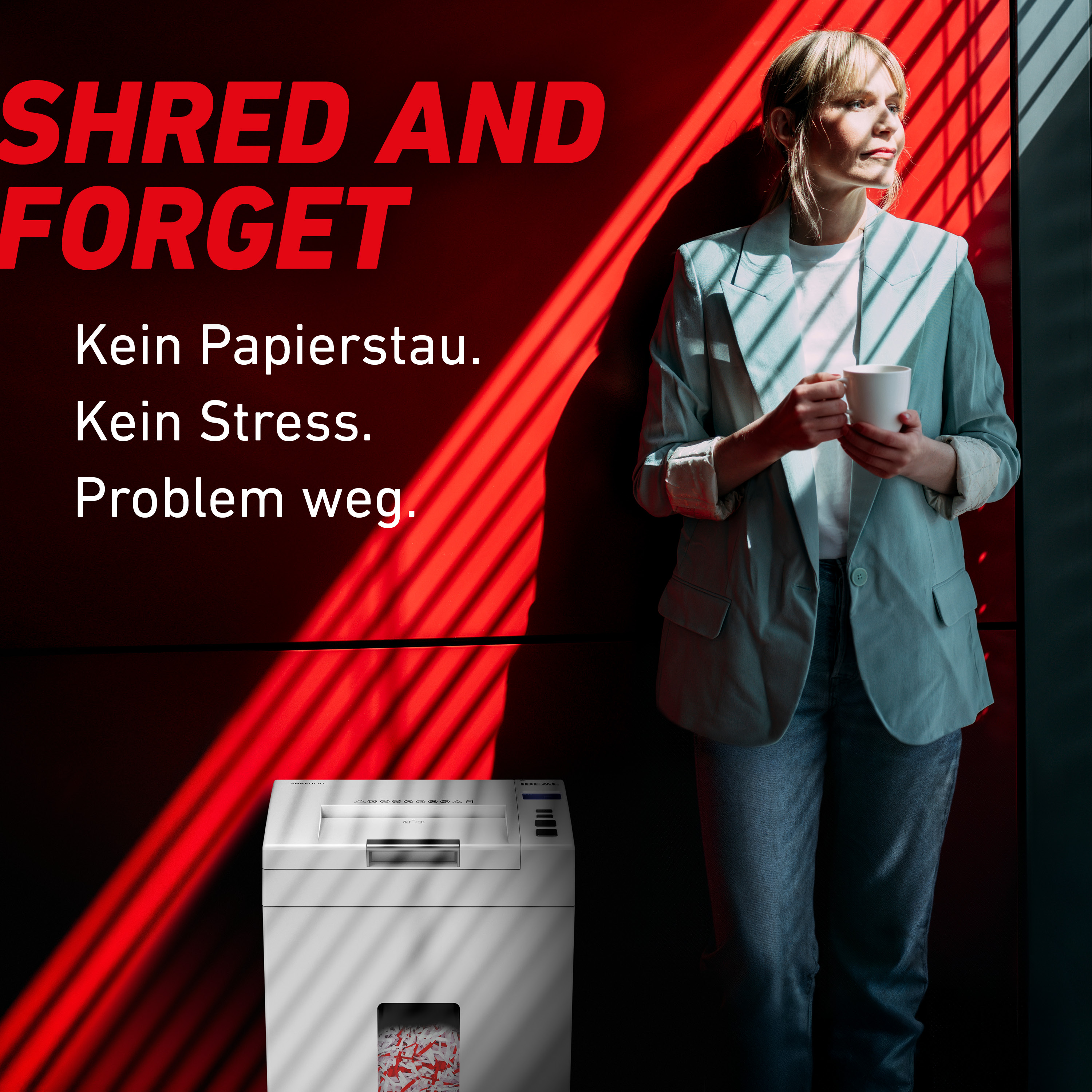 Frau mit Tasse neben Aktenvernichter, rote Streifenlichteffekte.