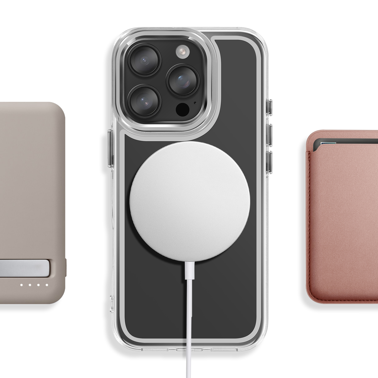Een doorzichtige iPhone met MagSafe-oplader, naast een bruine hoes en een grijze oplader.