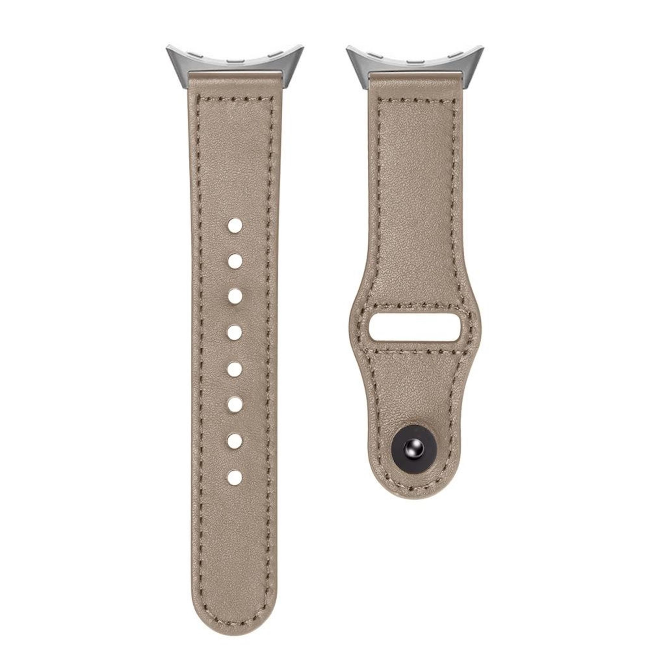 Zwei beige Lederarmbänder mit silbernen Anschlüssen und Nähten.