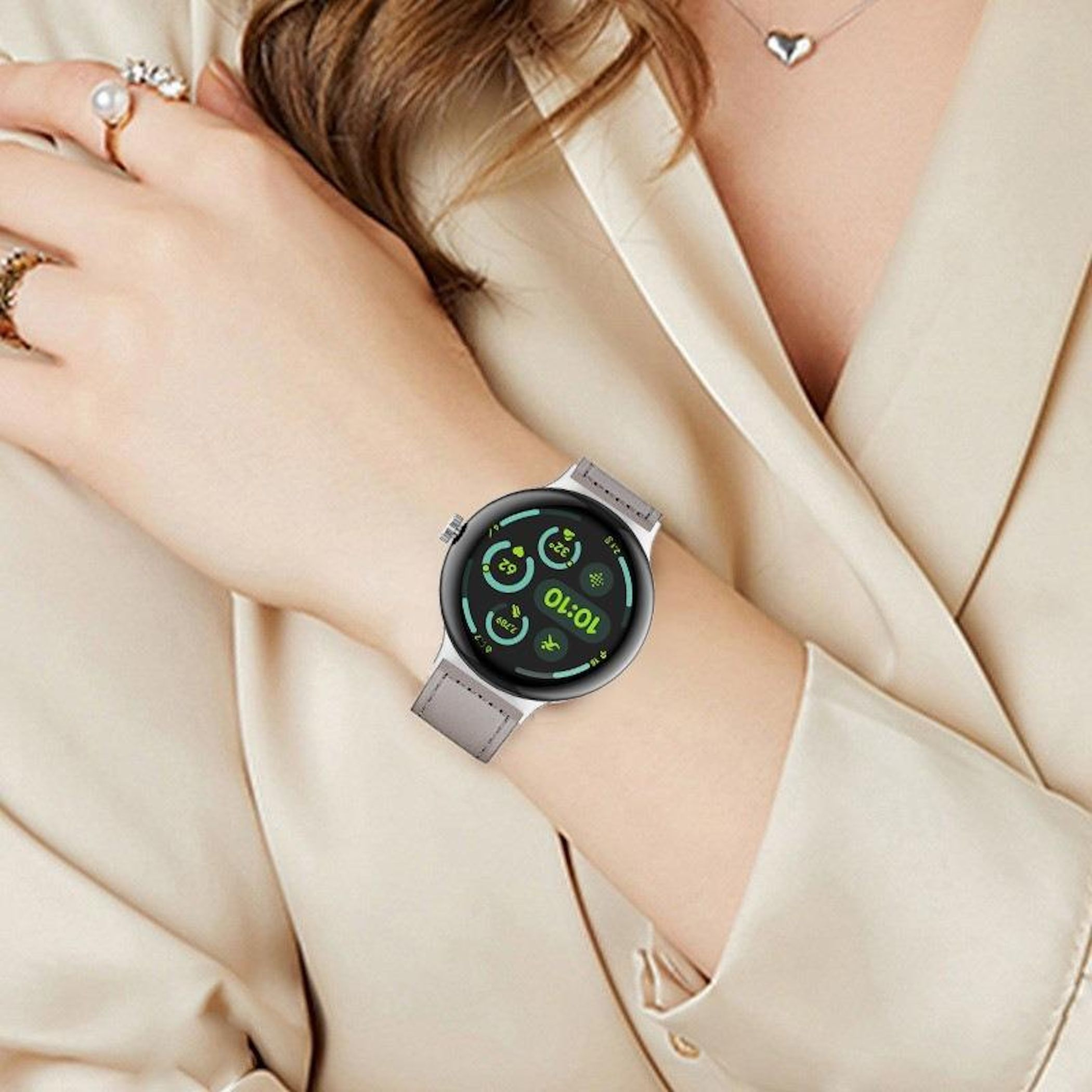Eine Frau trägt eine Smartwatch mit grauem Armband und einem Zifferblatt mit 10:10 Uhr.