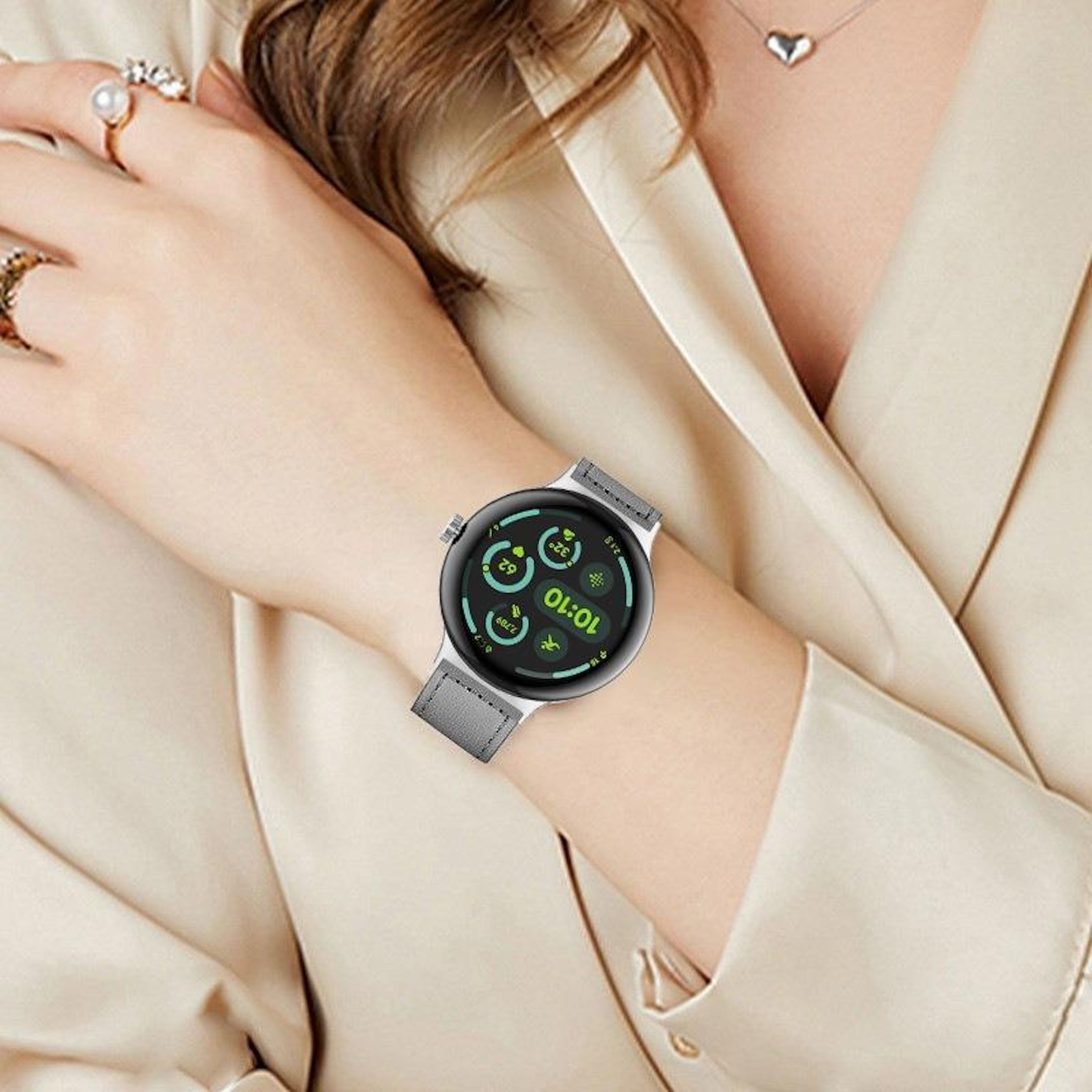 Eine Frau trägt eine Smartwatch mit grauem Armband. Die Uhr zeigt 10:10 an.