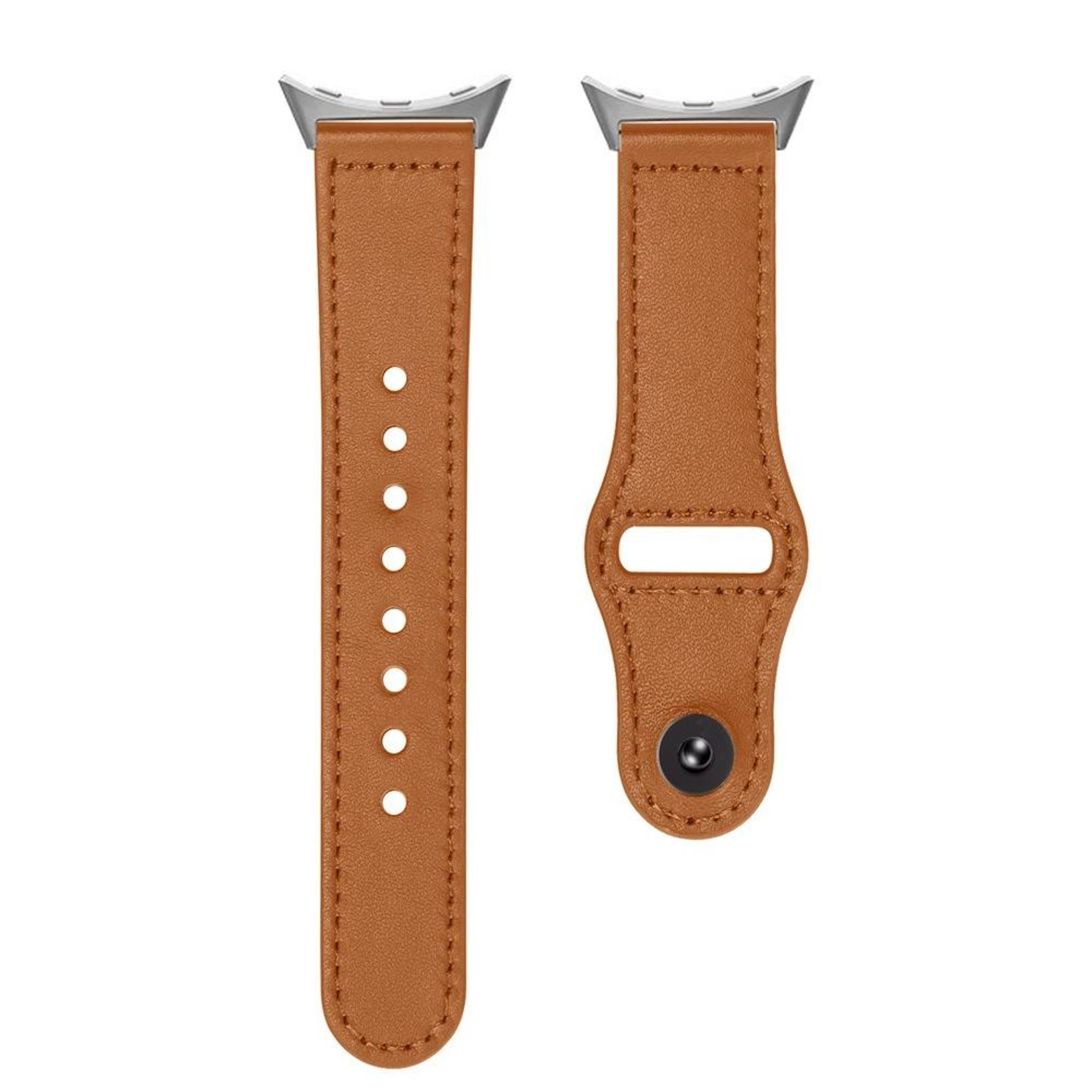 Zwei braune Lederarmbänder mit silbernen Anschlüssen, eines mit Löchern.