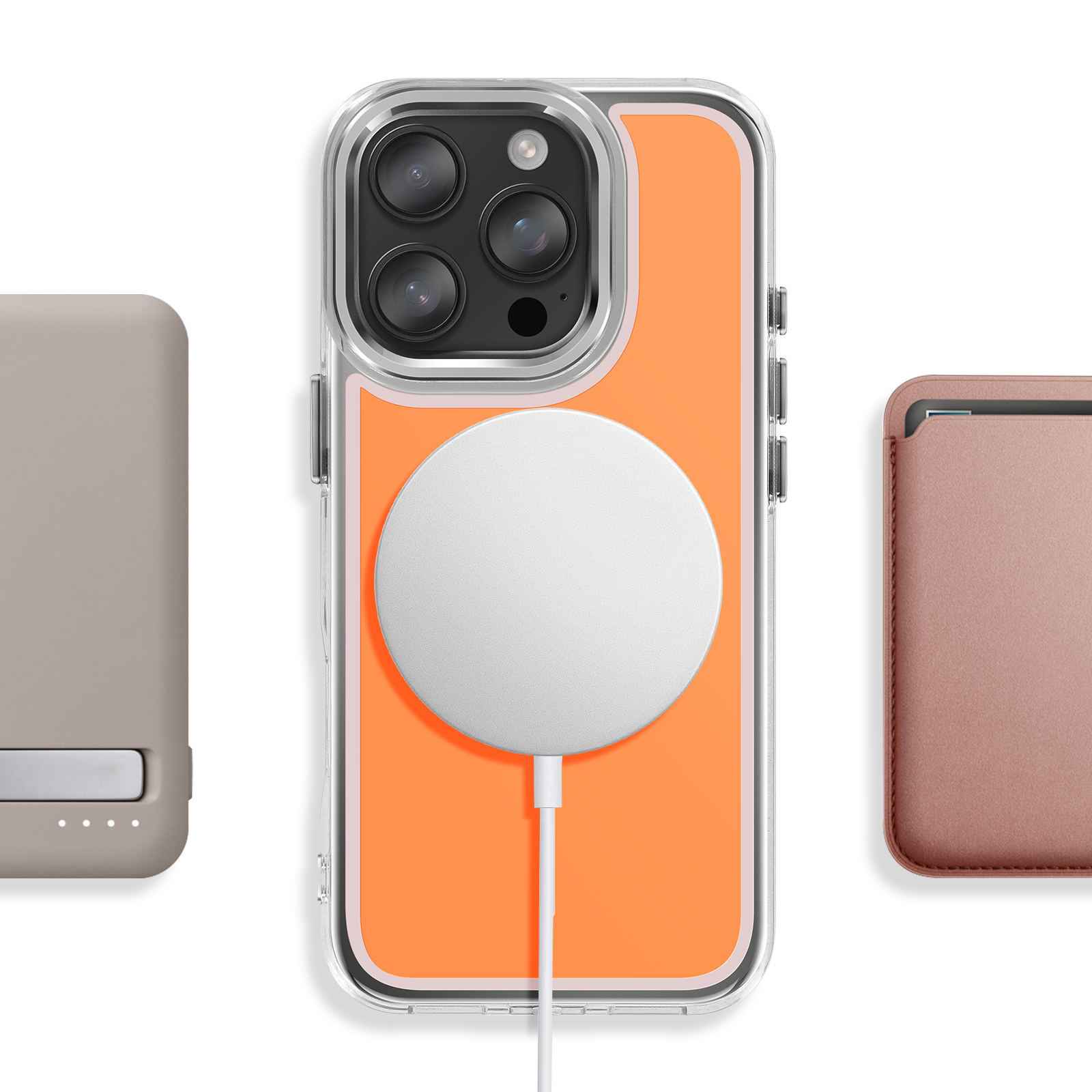Drie telefoonaccessoires: een powerbank, een doorzichtige telefoonhoes met oranje inzet en MagSafe-oplader, en een portemonnee van leer.