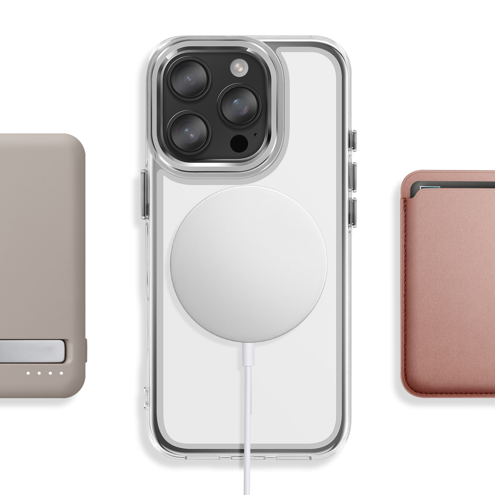 Een doorzichtige iPhone case met drie camera's, een wit oplaadpad en accessoires ernaast.