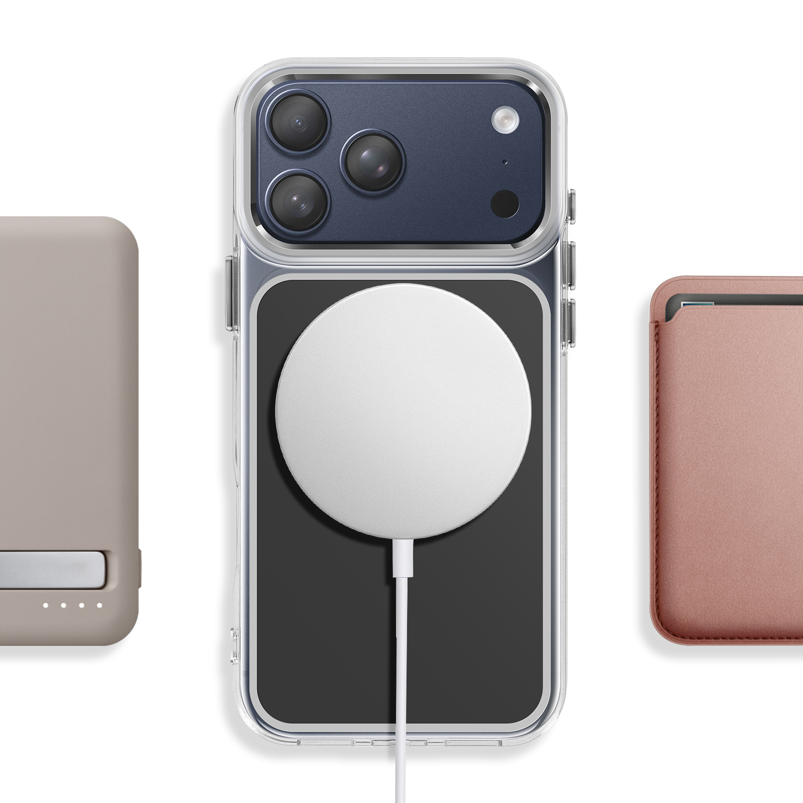 Drie telefoonaccessoires: een powerbank, een doorzichtige iPhone-hoes met MagSafe en een leren kaarthouder.