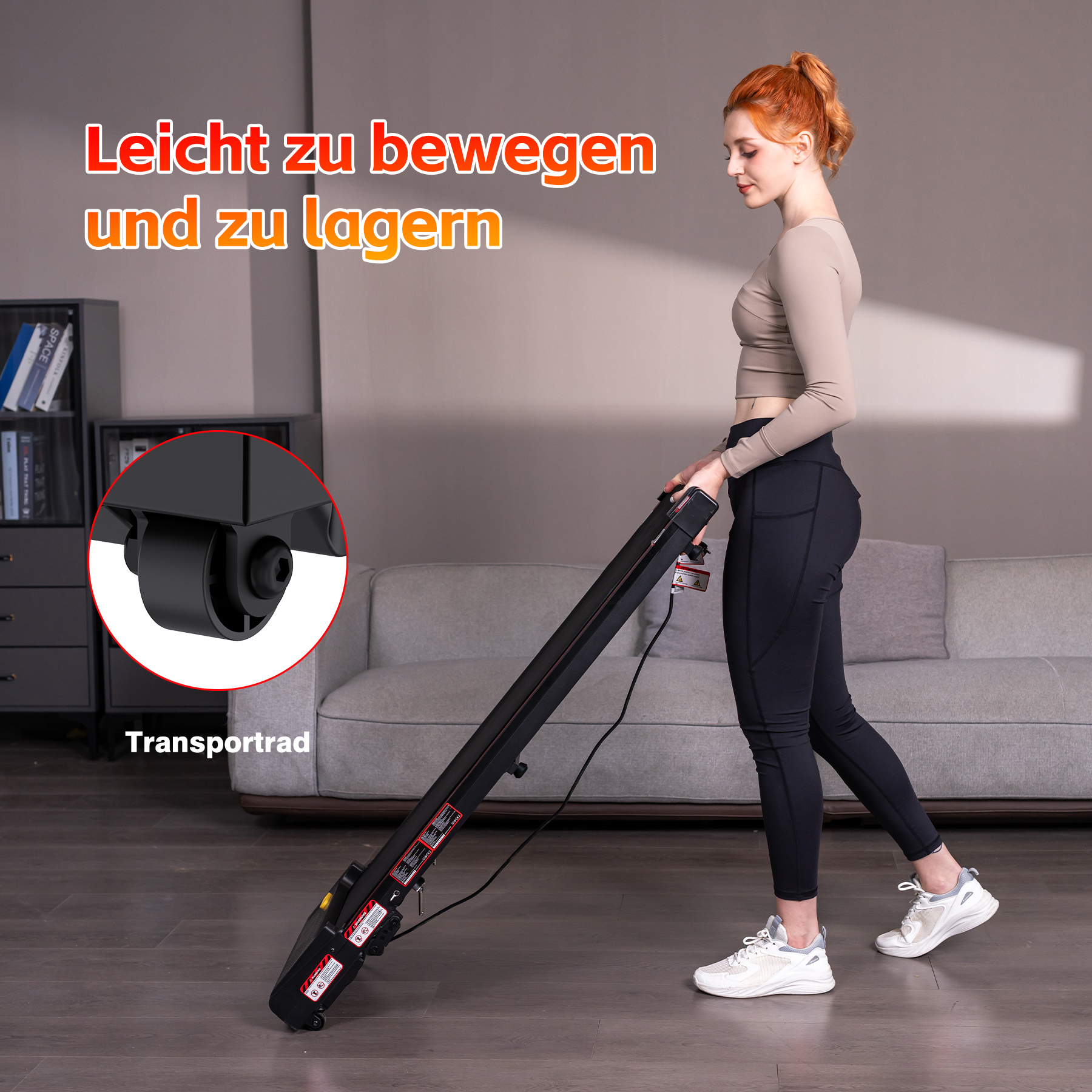 Frau mit roten Haaren schiebt einen schwarzen Laufband mit Transporträdern.