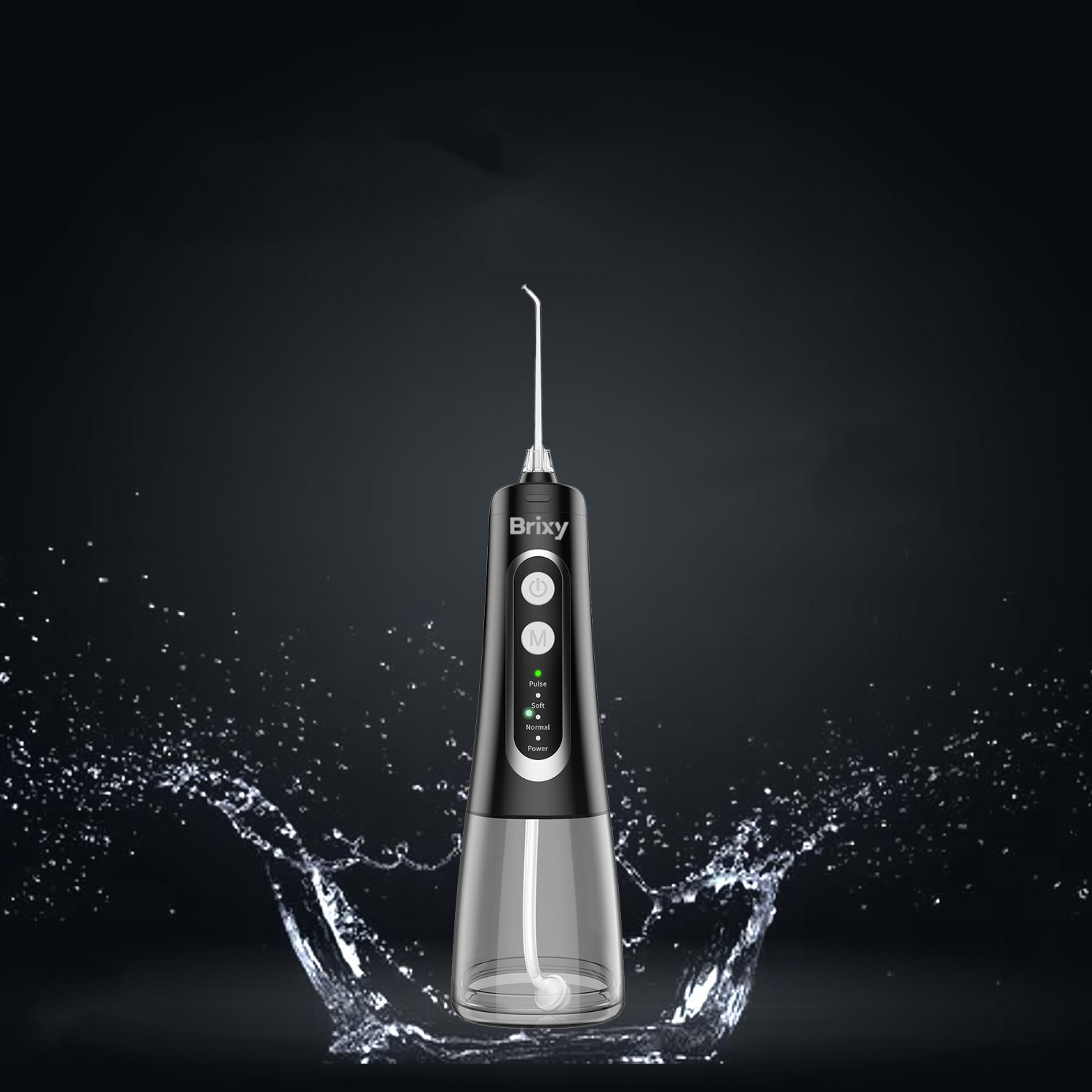 Een zwarte waterflosser met transparante reservoir, tegen een donkere achtergrond.