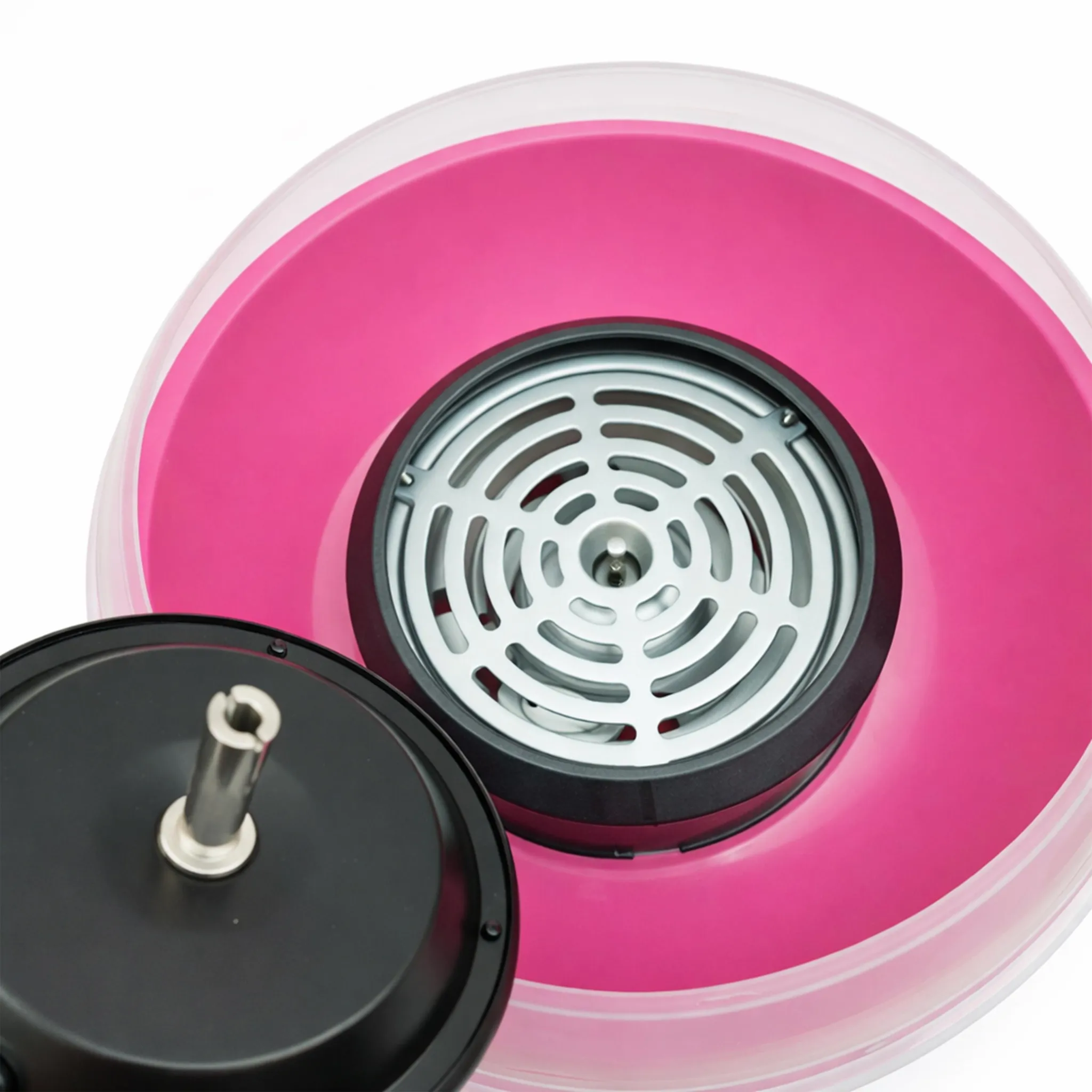 Nahaufnahme eines rosa Zuckerwattemachers mit einem silbernen Heizkopf und einem schwarzen Deckel.