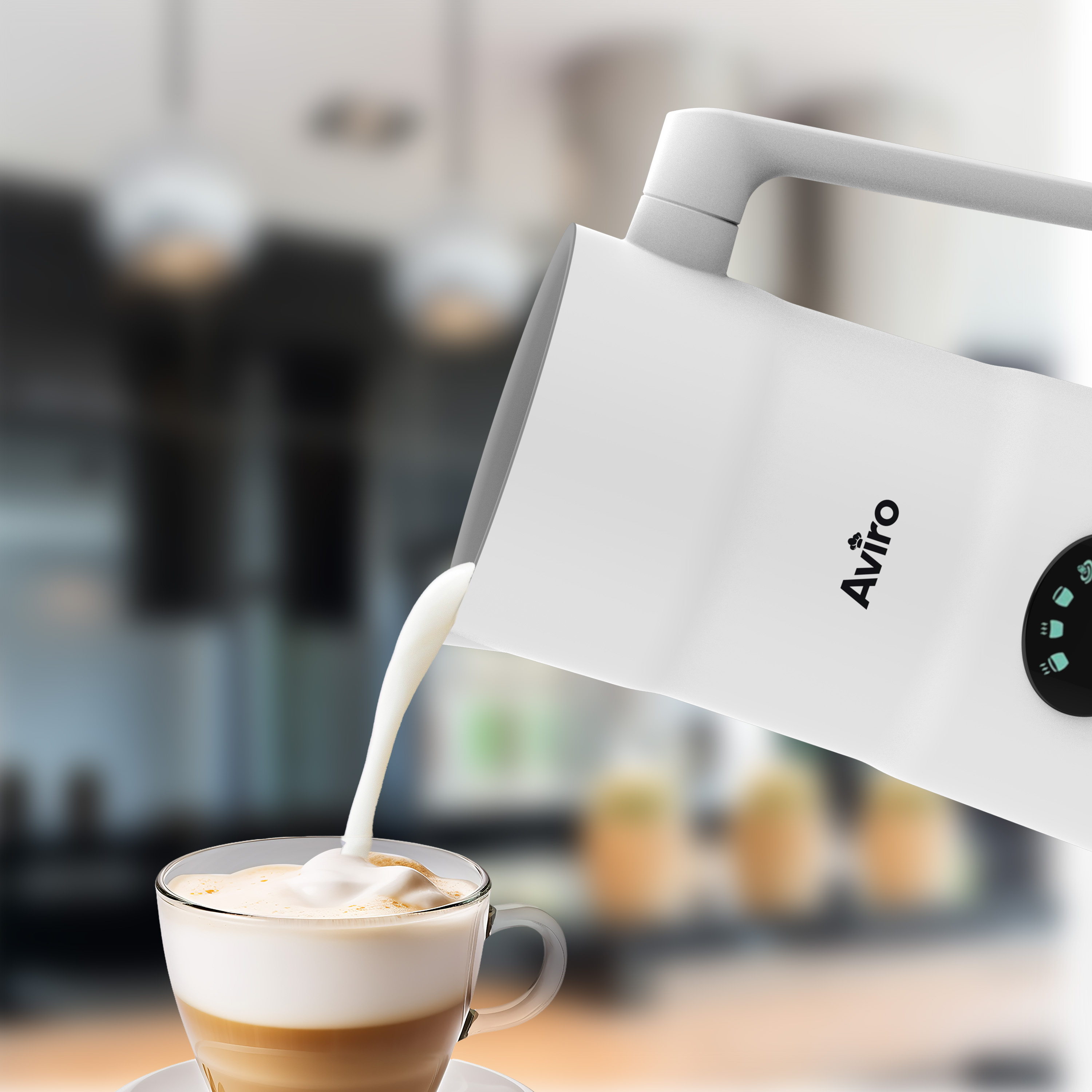 Melk wordt in een koffiekopje geschonken, bedekt met schuim.
