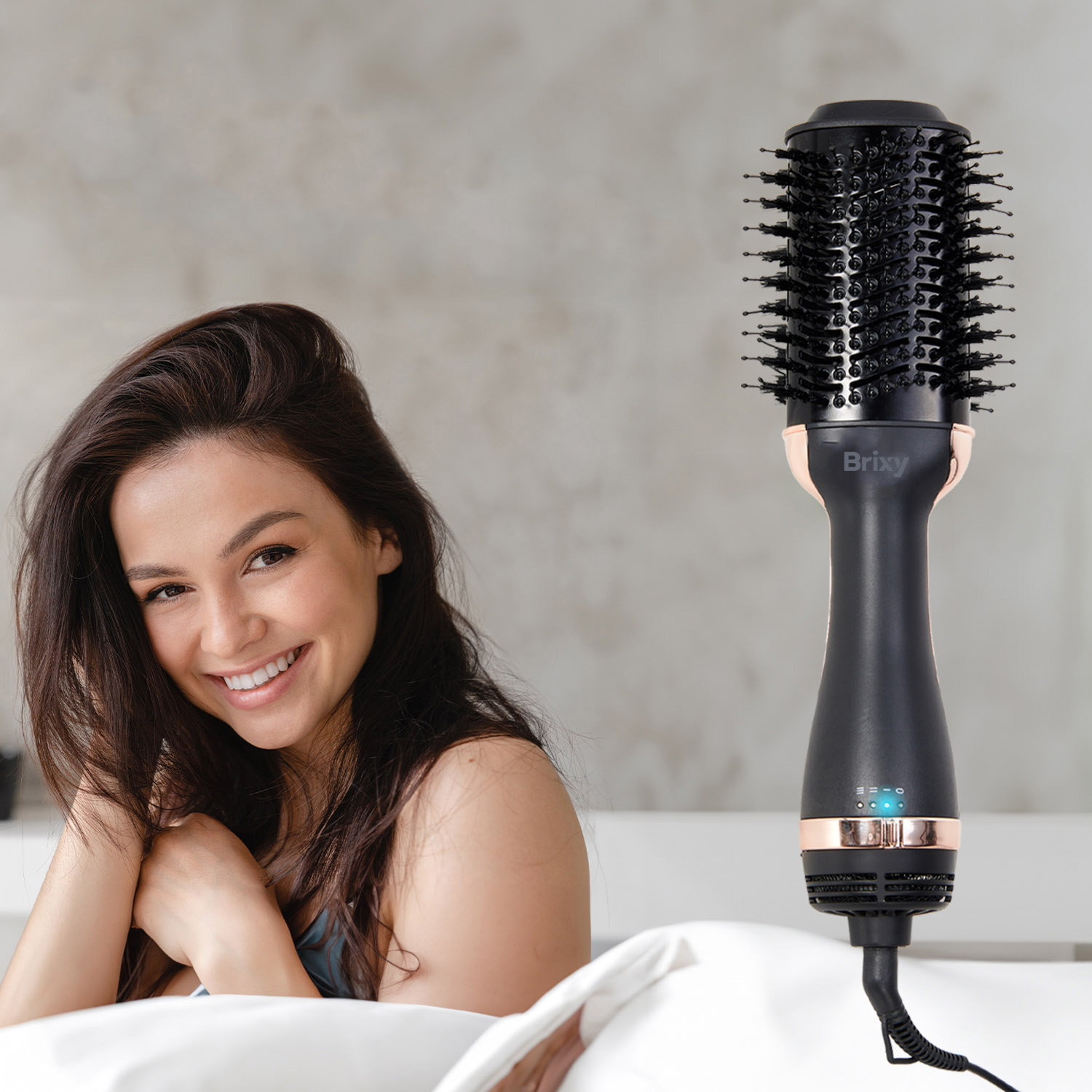 Een lachende vrouw met donker haar naast een zwarte föhnborstelcombinatie.
