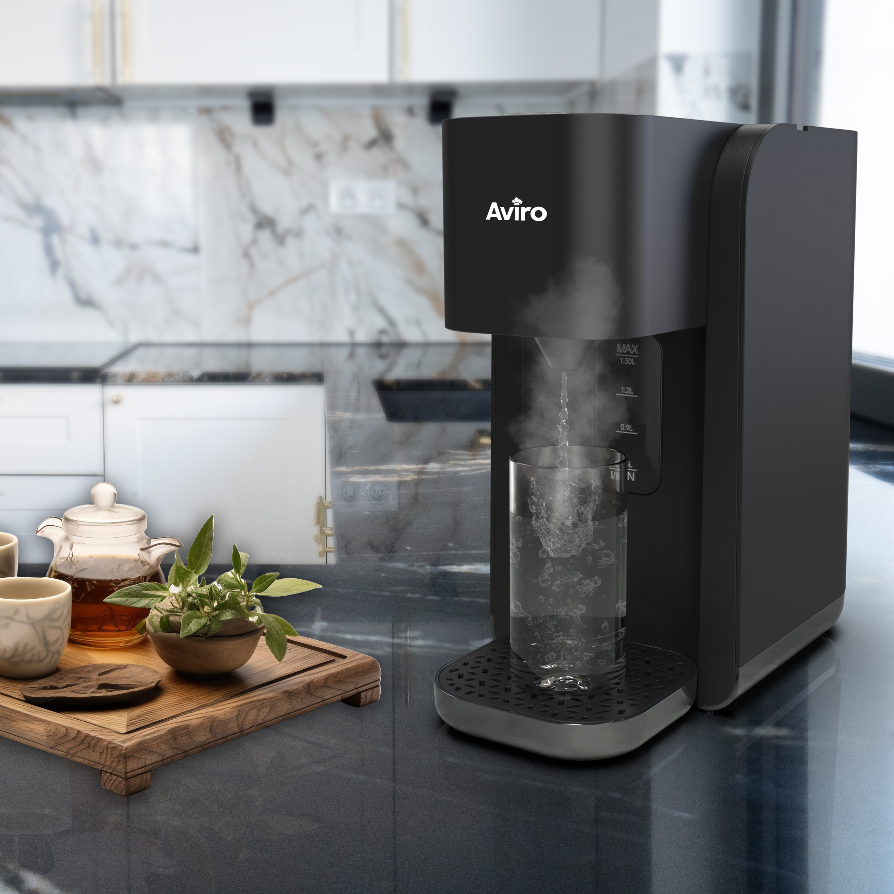 Een zwarte waterdispenser vult een glas op een marmeren aanrecht.