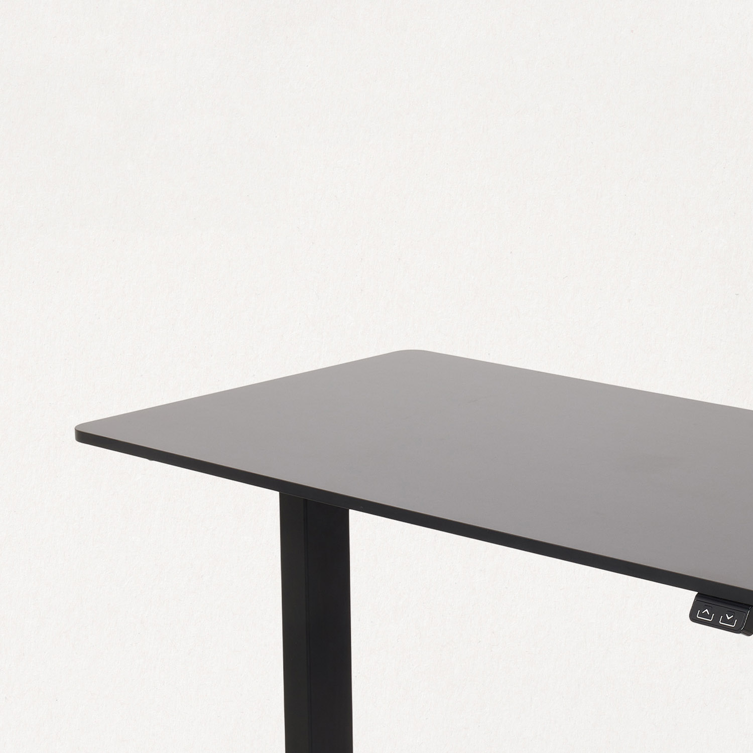 Een zwart bureau met bedieningsknoppen op een witte achtergrond.