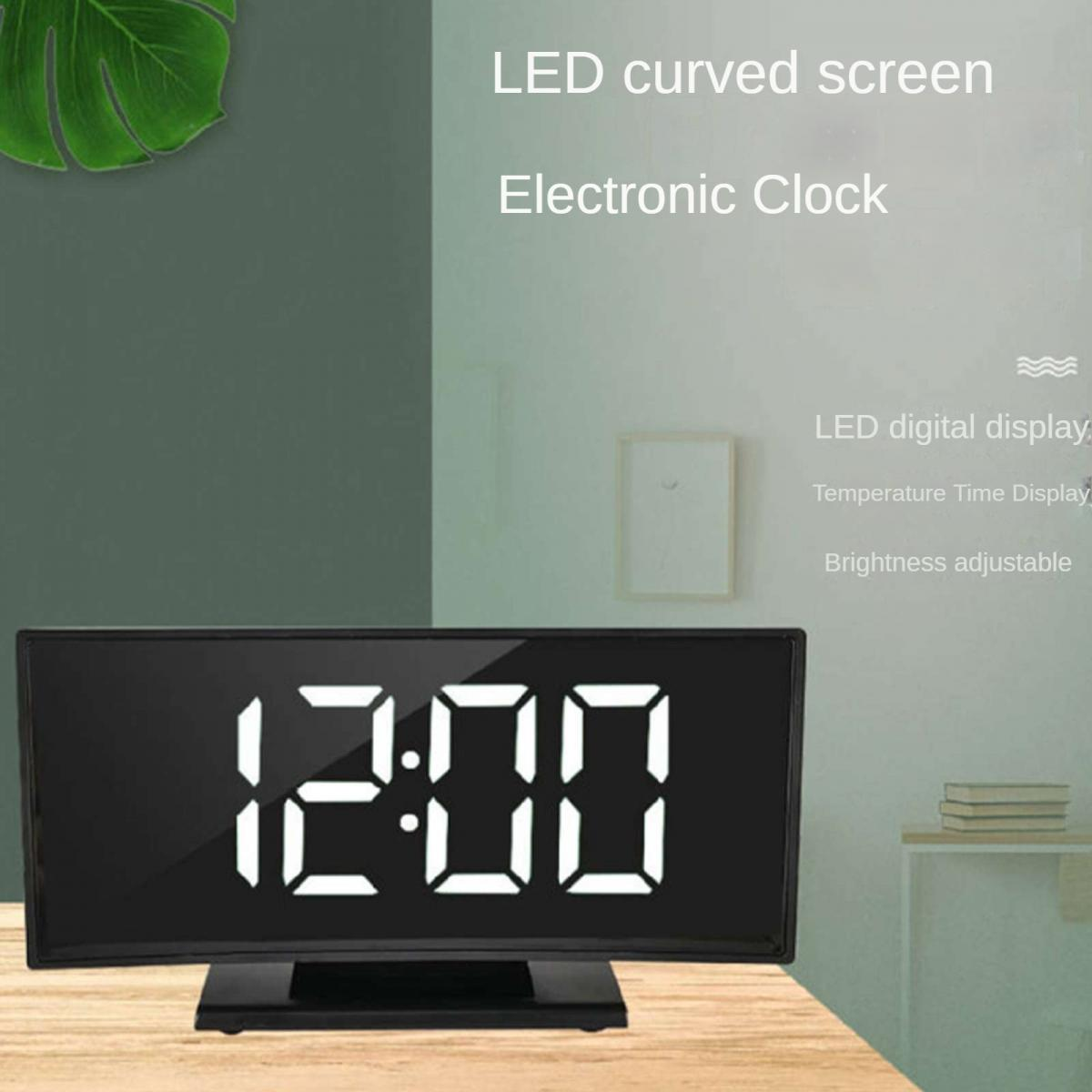 Schwarzer digitaler Wecker mit LED-Anzeige, 12:00 Uhr.