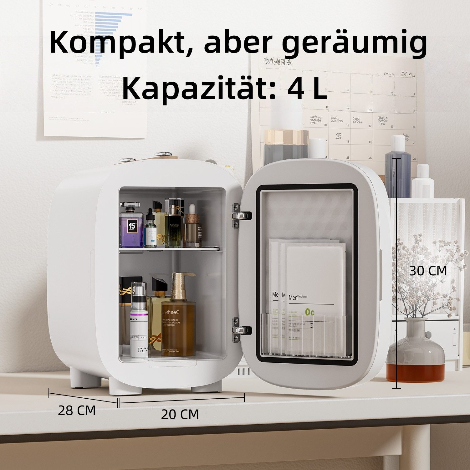 Ein weißer Kompaktkühlschrank mit Kosmetik, daneben eine Vase mit Blumen.