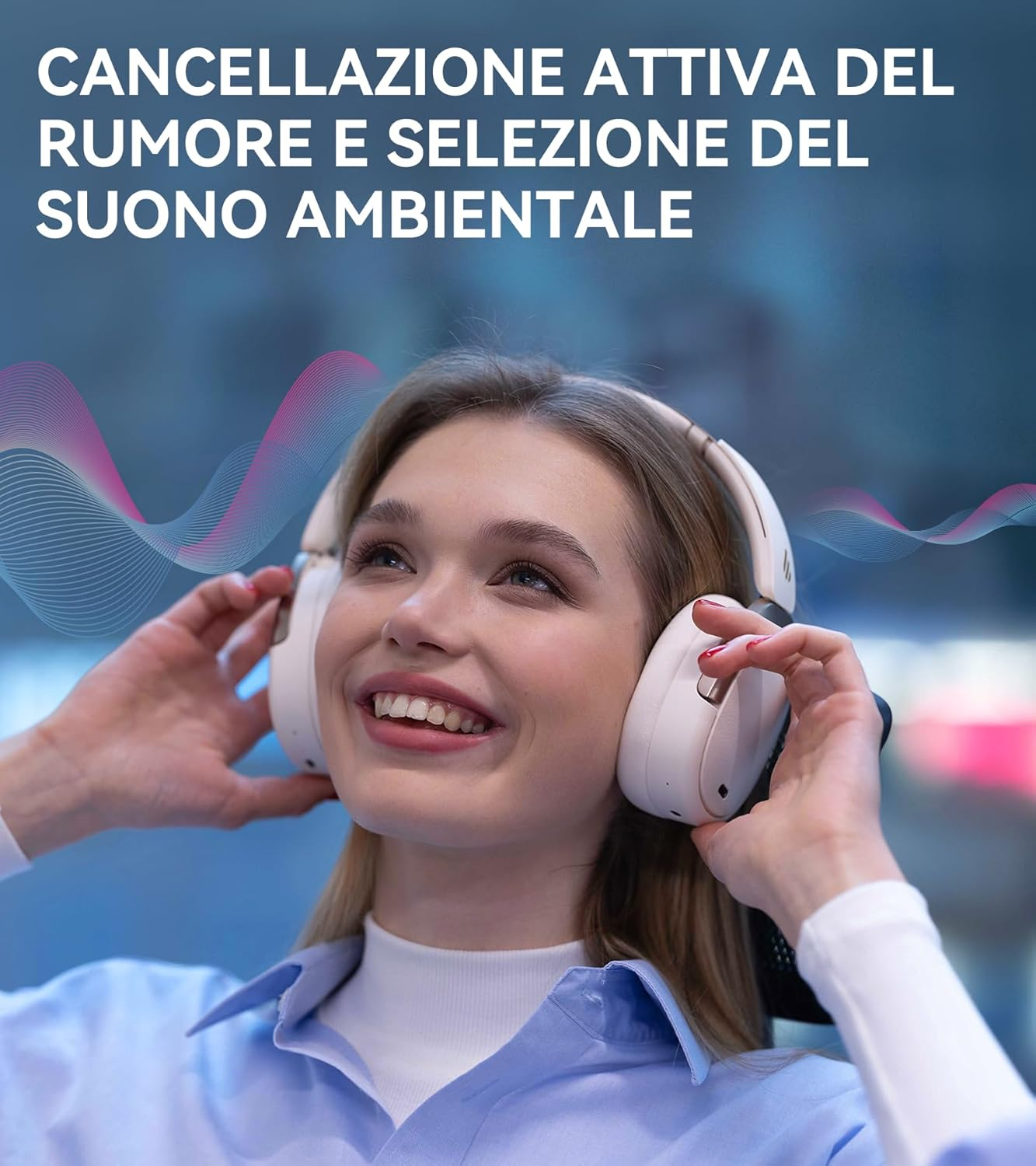 Młoda kobieta w białych słuchawkach, uśmiechnięta, na niebieskim tle.