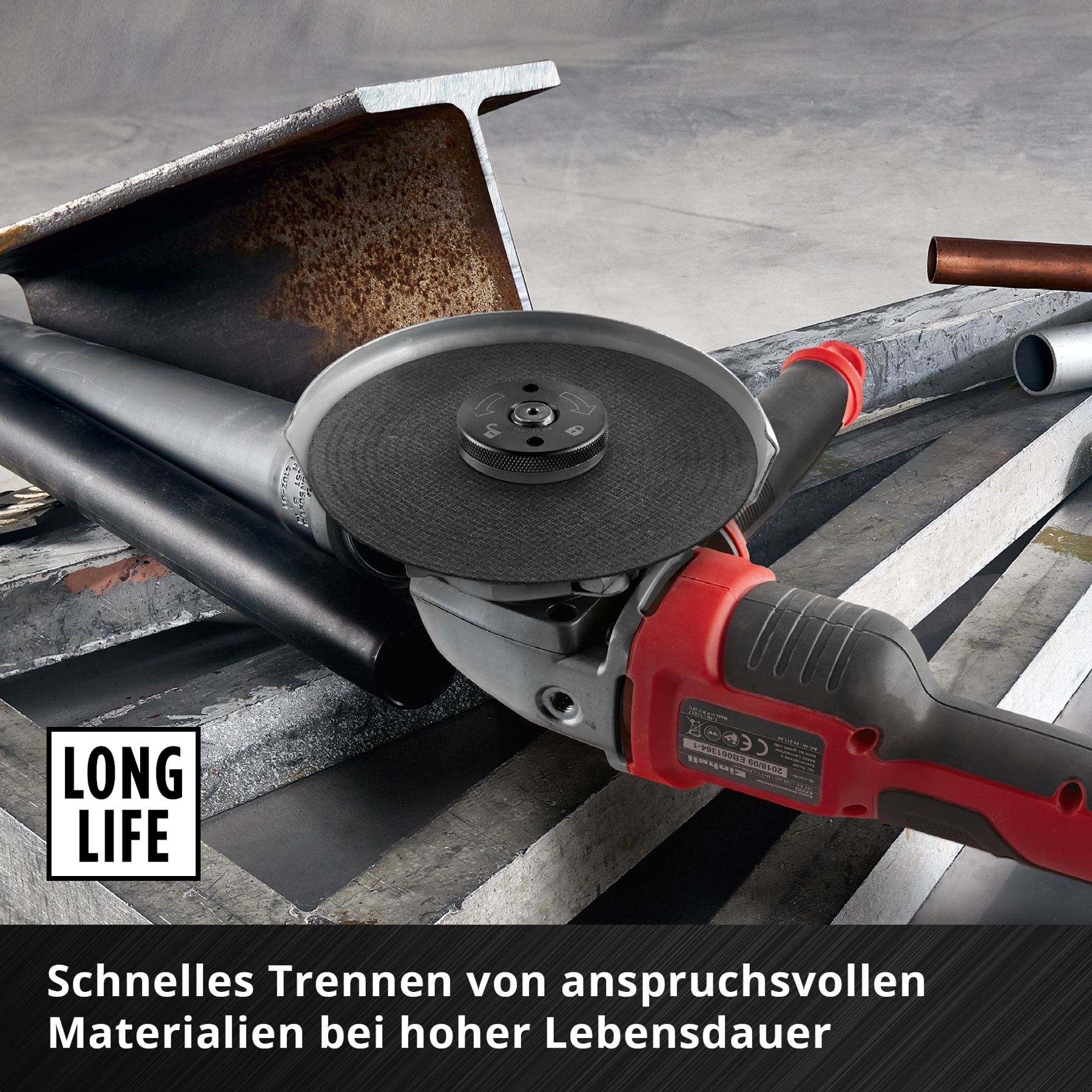Ein Winkelschleifer mit Trennscheibe auf Metallprofilen und Rohren.