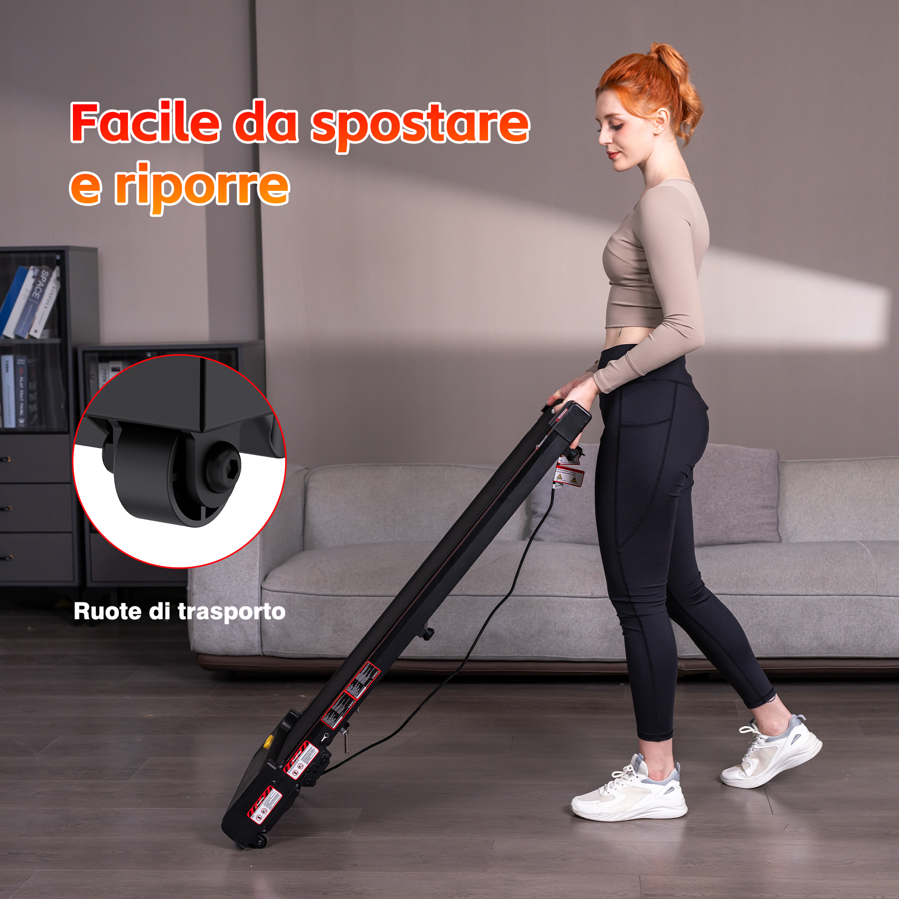Una donna dai capelli rossi spinge un tapis roulant nero con ruote.