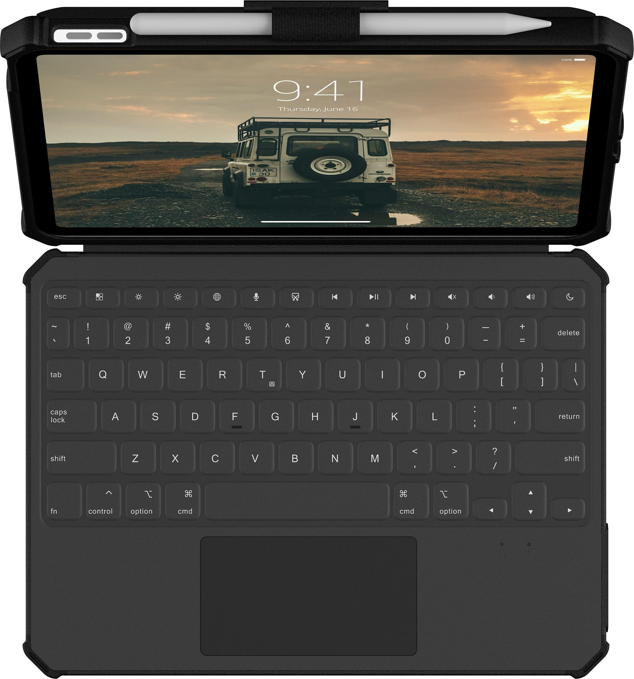 Un tablet con tastiera e stilo. Lo schermo mostra un fuoristrada in un paesaggio esterno.