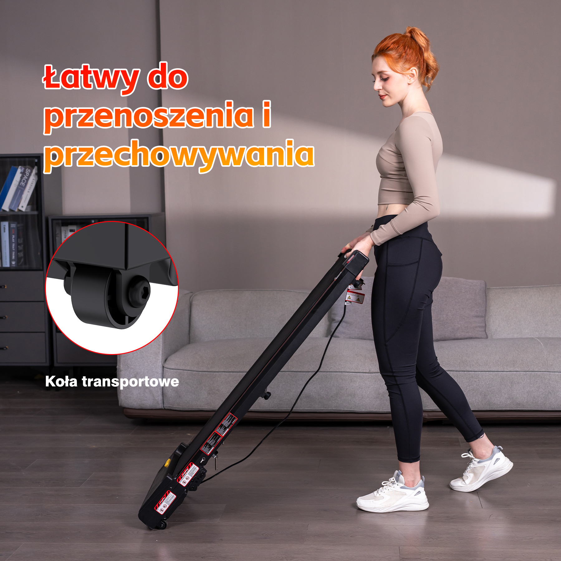 Kobieta pcha czarną bieżnię z kołami po drewnianej podłodze.