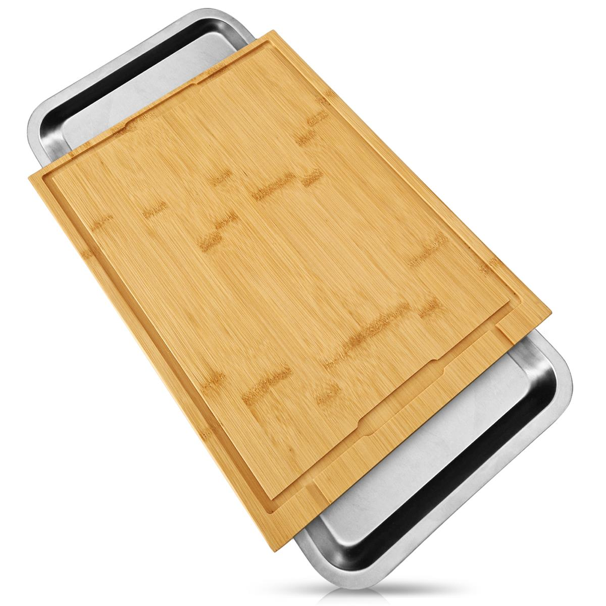 Ein Holzschneidebrett liegt auf einer Metallschale.