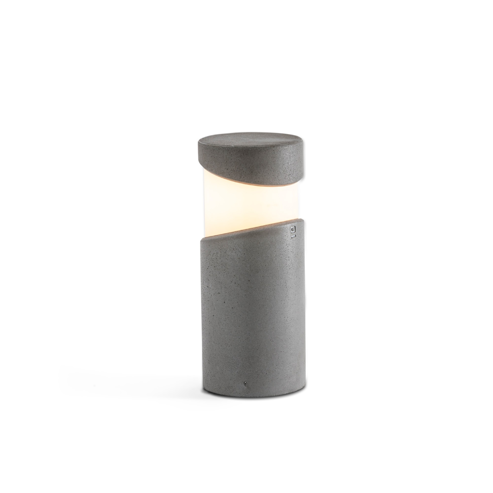 Lampada da esterno in cemento grigio con fessura luminosa bianca inclinata.