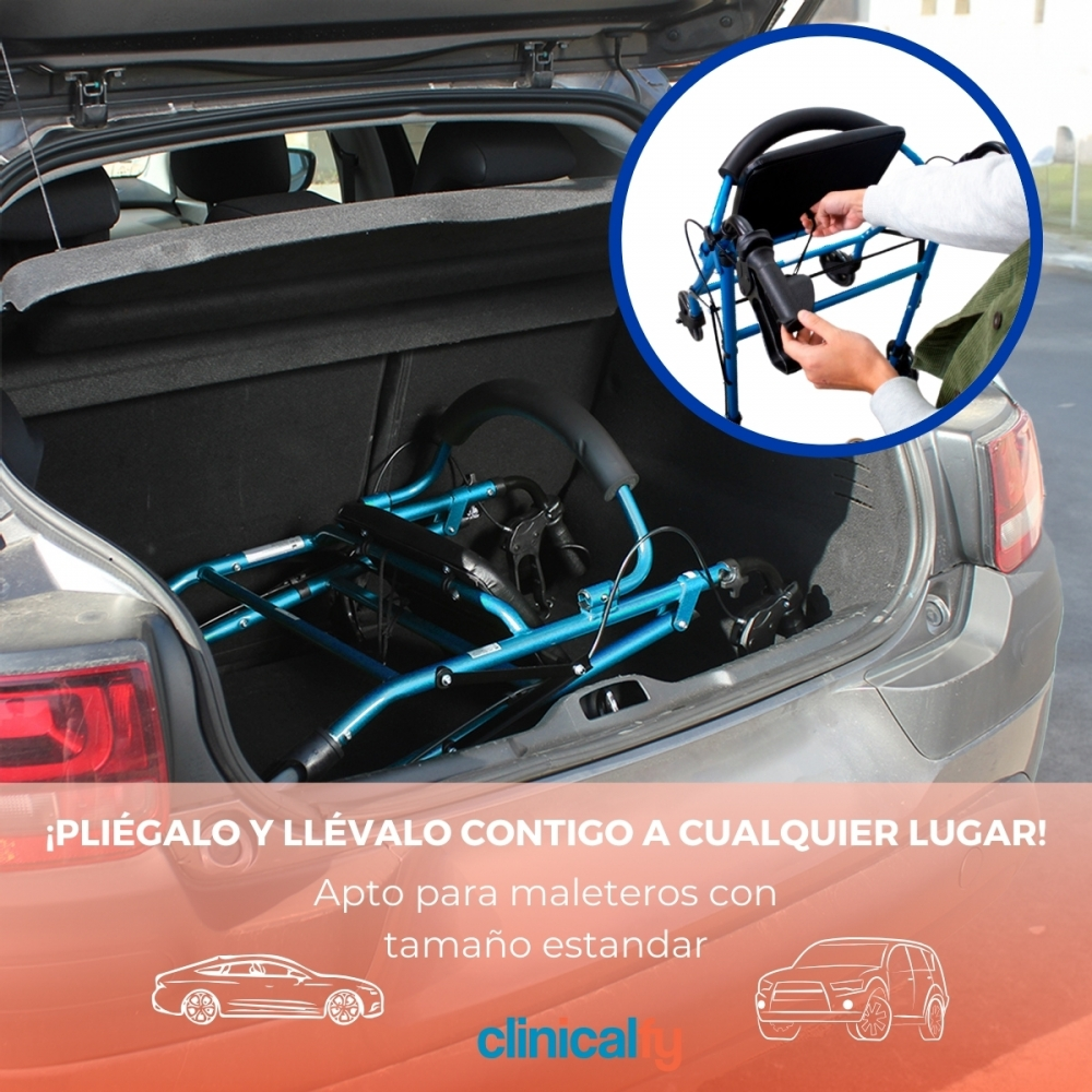 Un andador azul se coloca dentro del maletero de un coche.