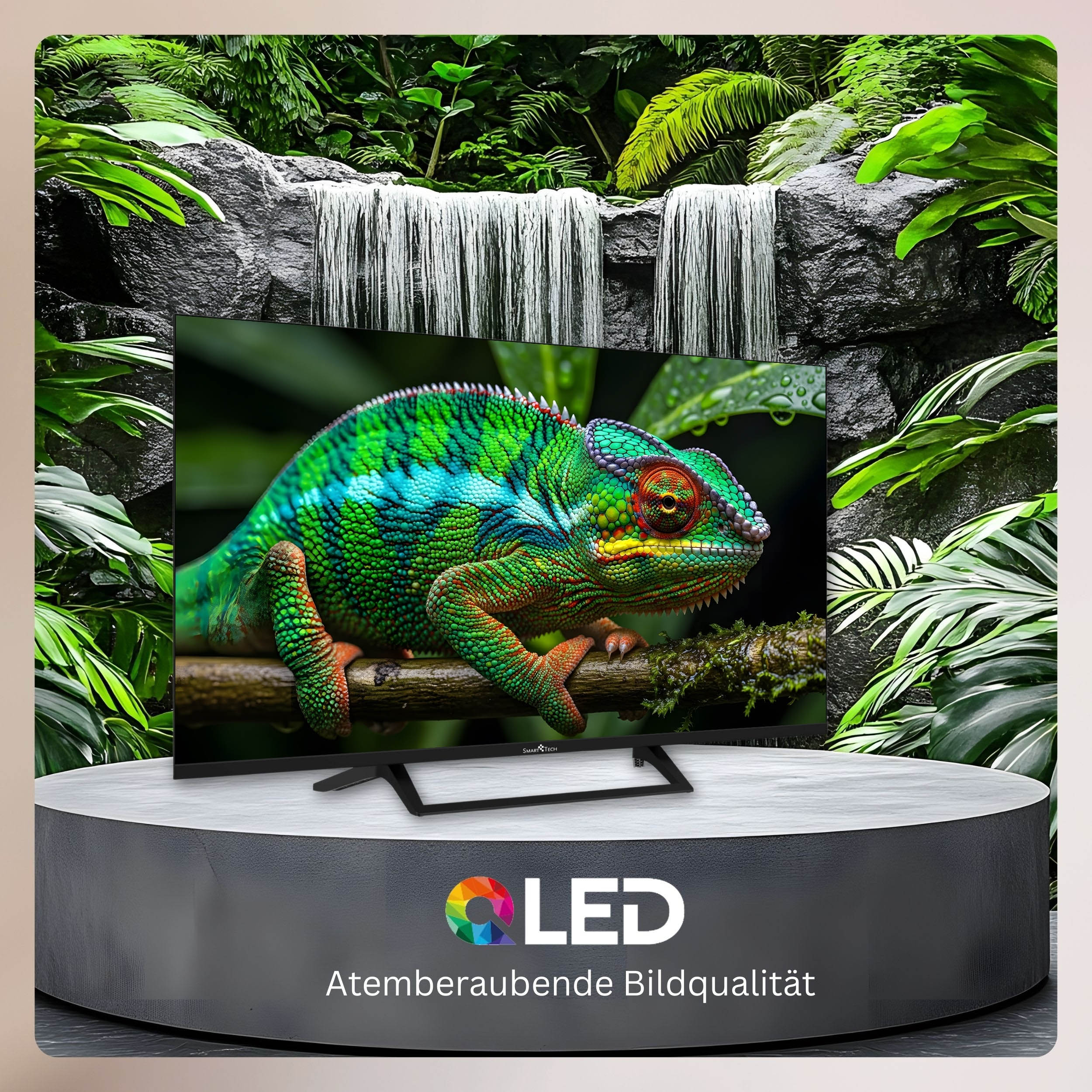 Ein bunter Chamäleon auf einem Ast vor einem Wasserfall im Dschungel.