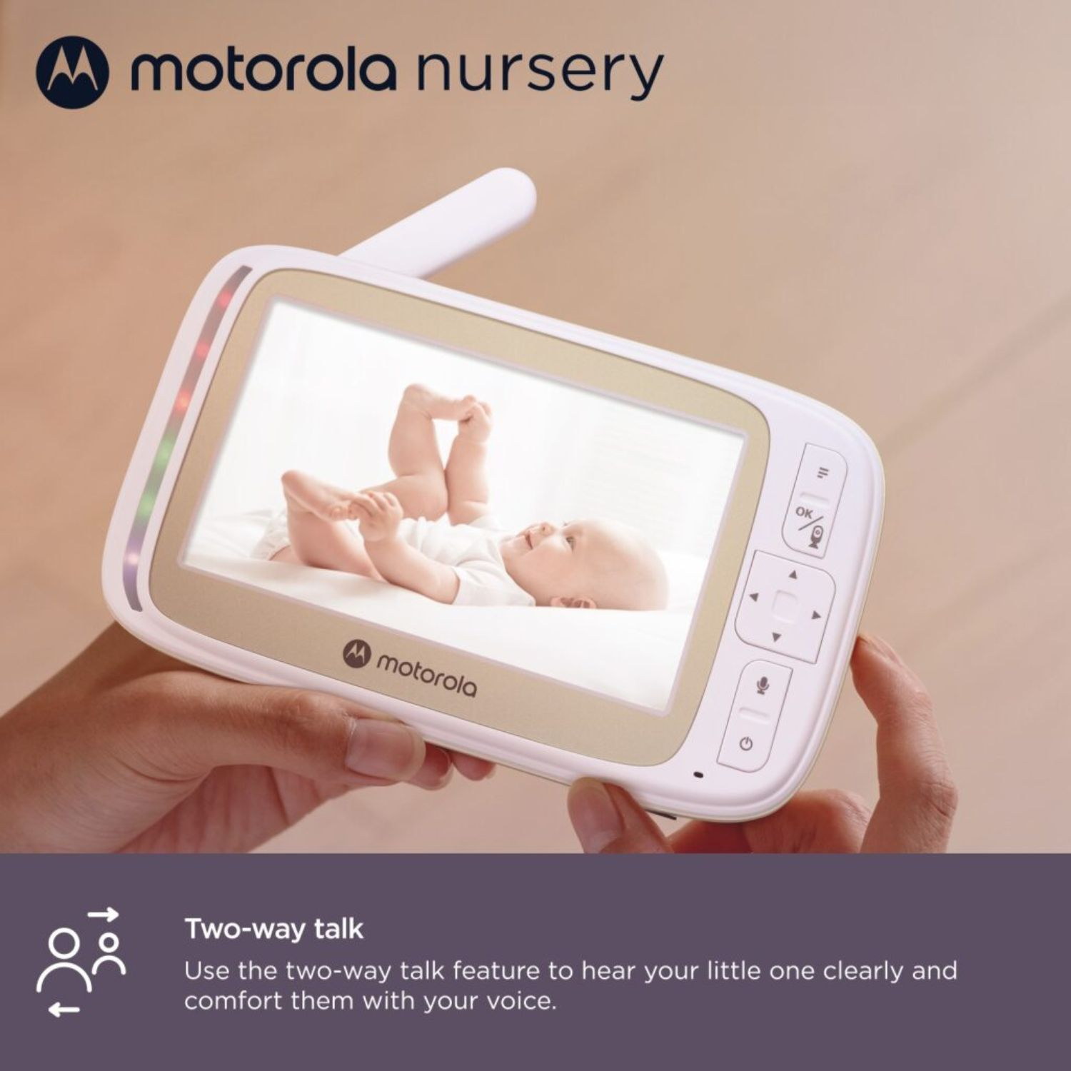 Babyphone zeigt Baby; Hände halten Gerät. Motorola Logo oben.