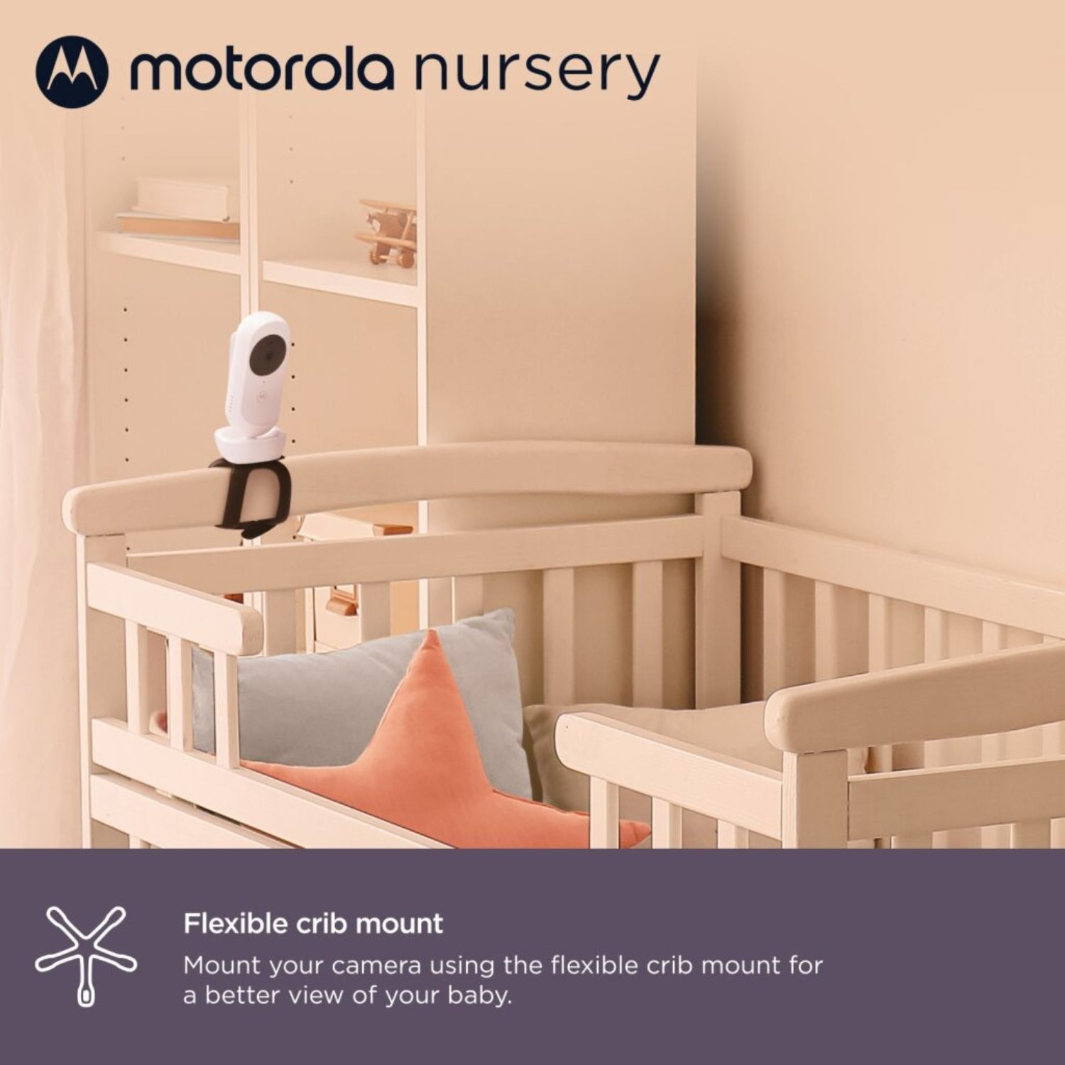 Motorola Babyphone-Kamera auf einem Kinderbett montiert. Babyzimmer-Dekoration.