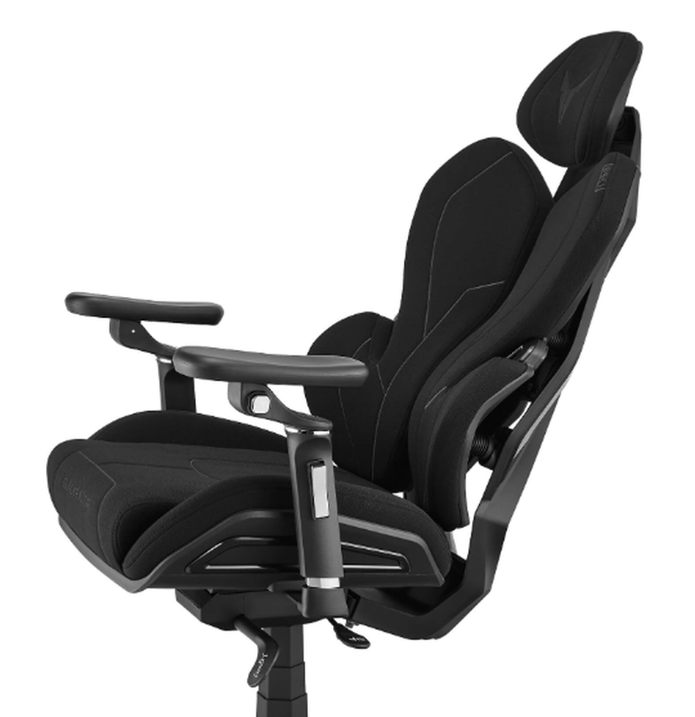 Czarny fotel gamingowy z zagłówkiem i regulowanymi podłokietnikami, widok szczegółowy.