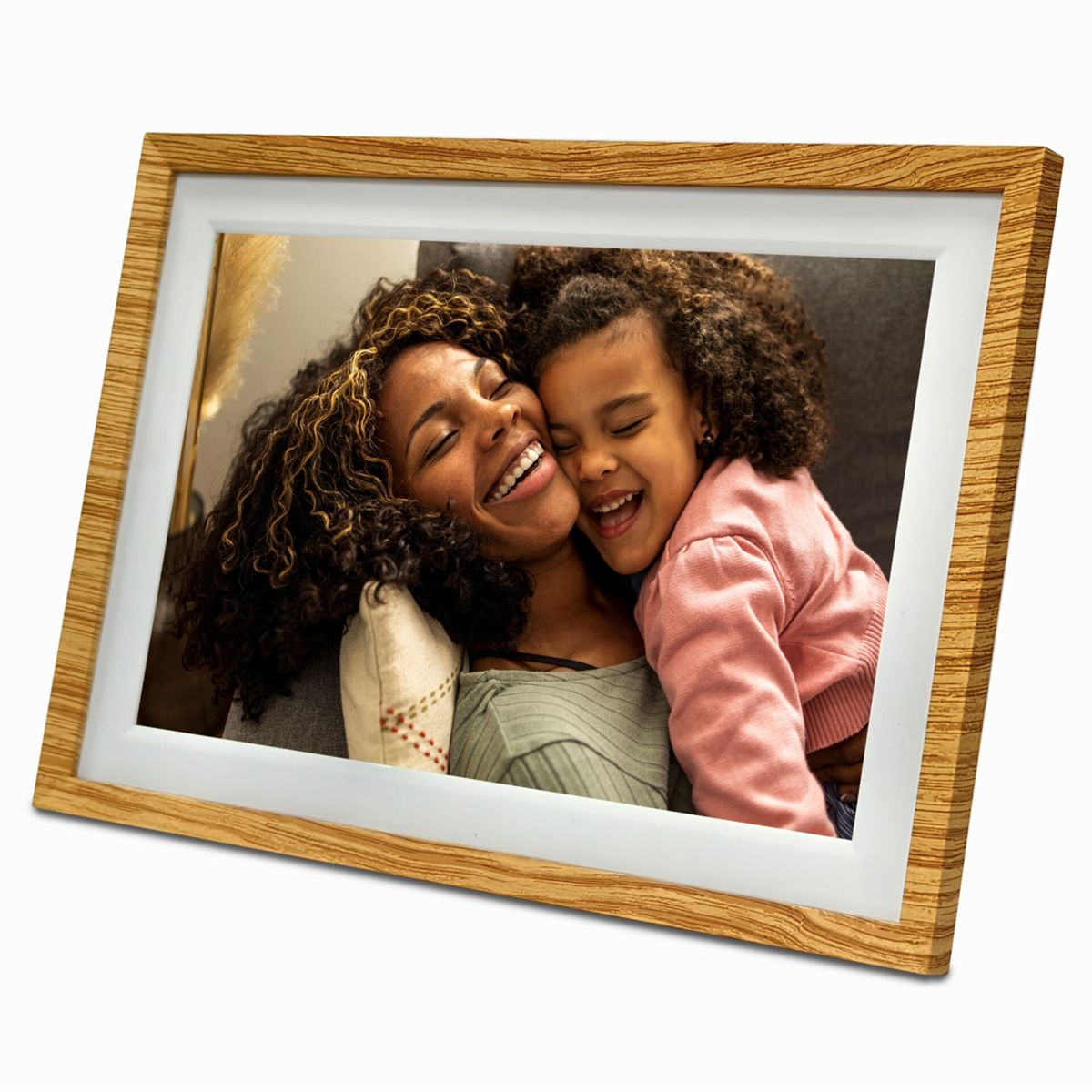 Mère et enfant riant joyeusement, proches l'un de l'autre, cadre photo au premier plan.