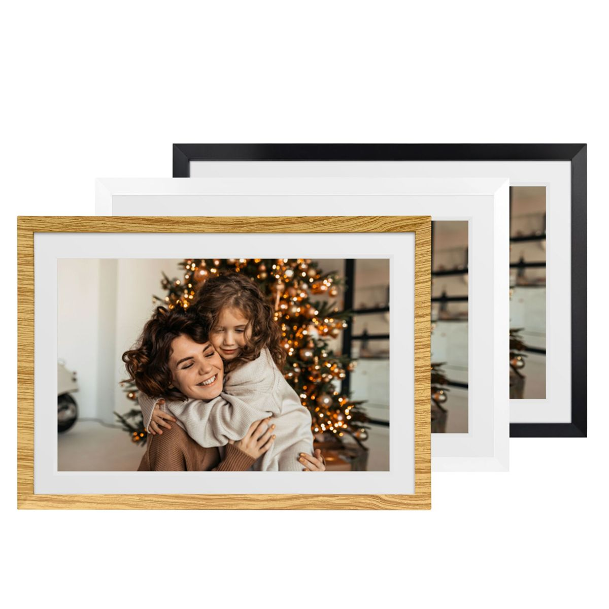Mère et fille s'enlacent devant un sapin de Noël dans un cadre.
