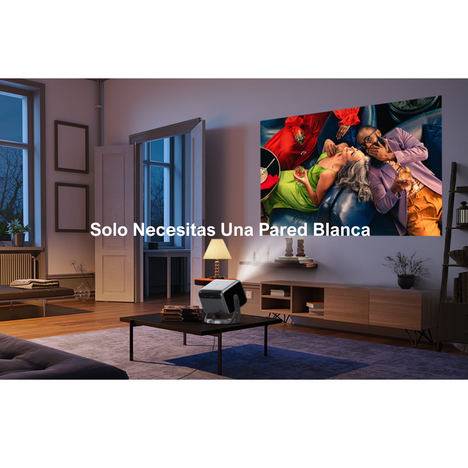 Un proyector proyecta una imagen de personas en una pared blanca en una habitación oscura.
