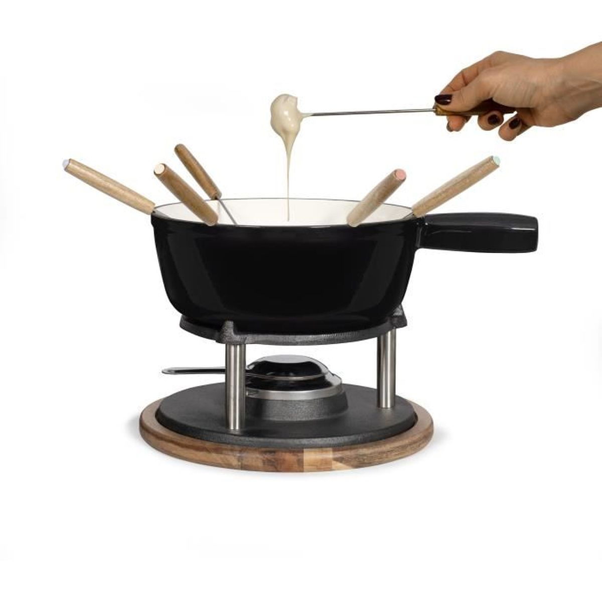 Ein schwarzes Fondueset mit Holzgriffen und einem Rechaud, weiße Schale, Käse hängt von Gabel.