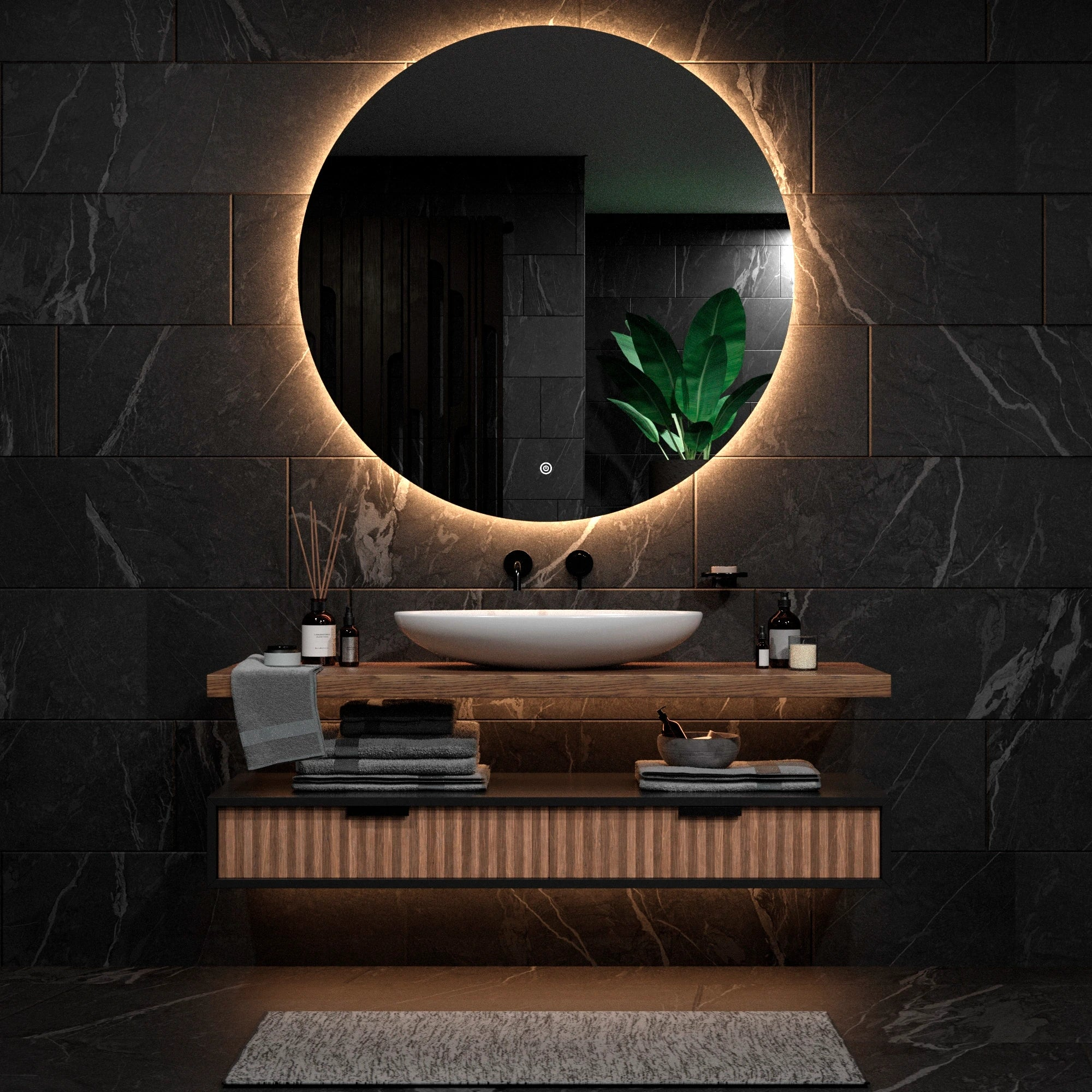 Een luxe badkamer met marmeren tegels, een verlichte spiegel en een wastafel.