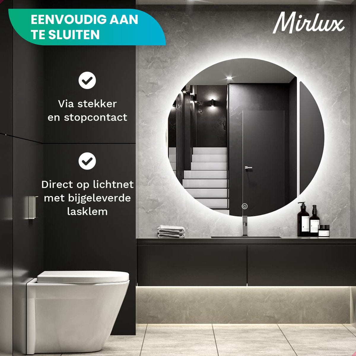 Moderne badkamer met verlichte spiegel, toilet en wastafelmeubel.