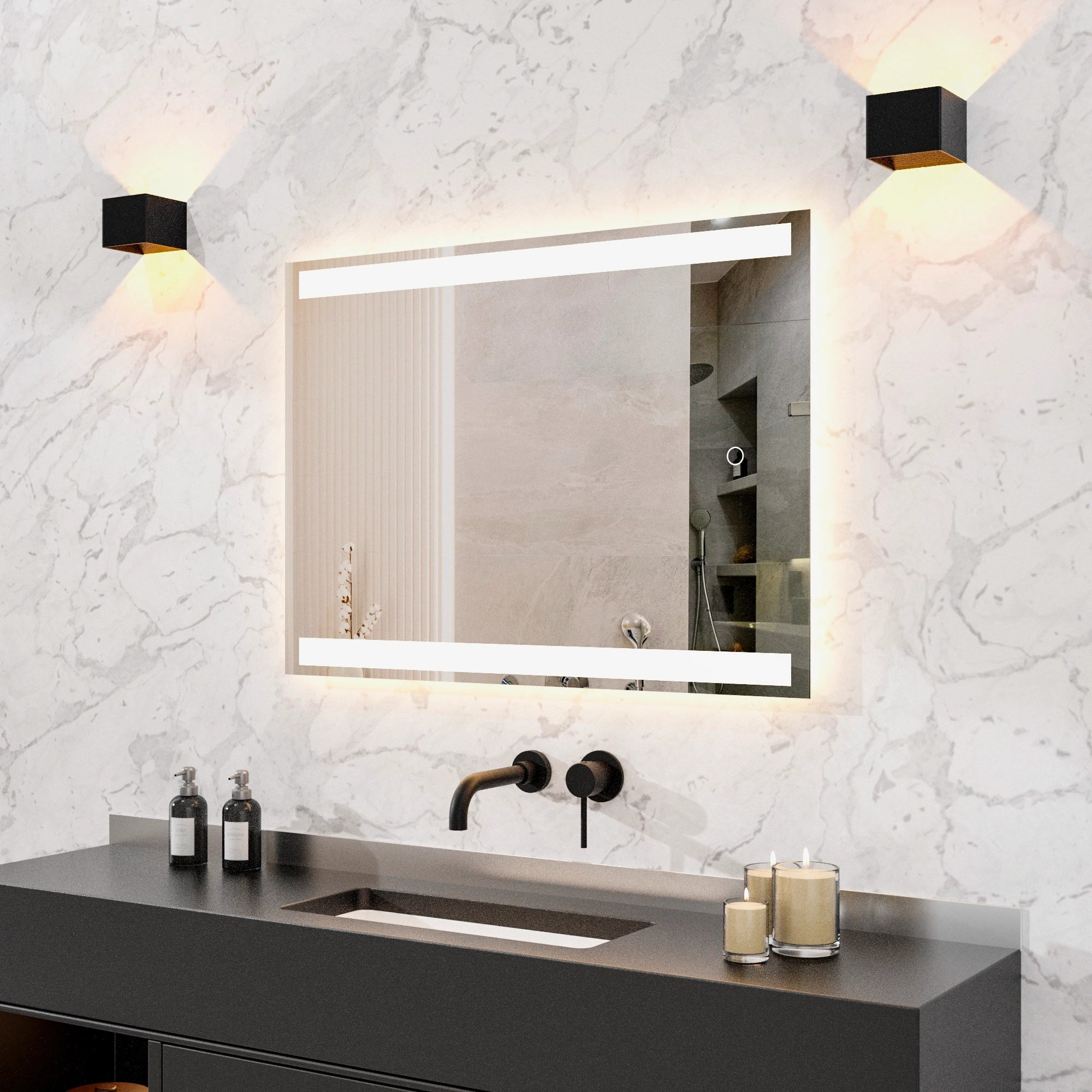 Moderne badkamer met verlichte spiegel, zwart badkamermeubel en wandlampen.