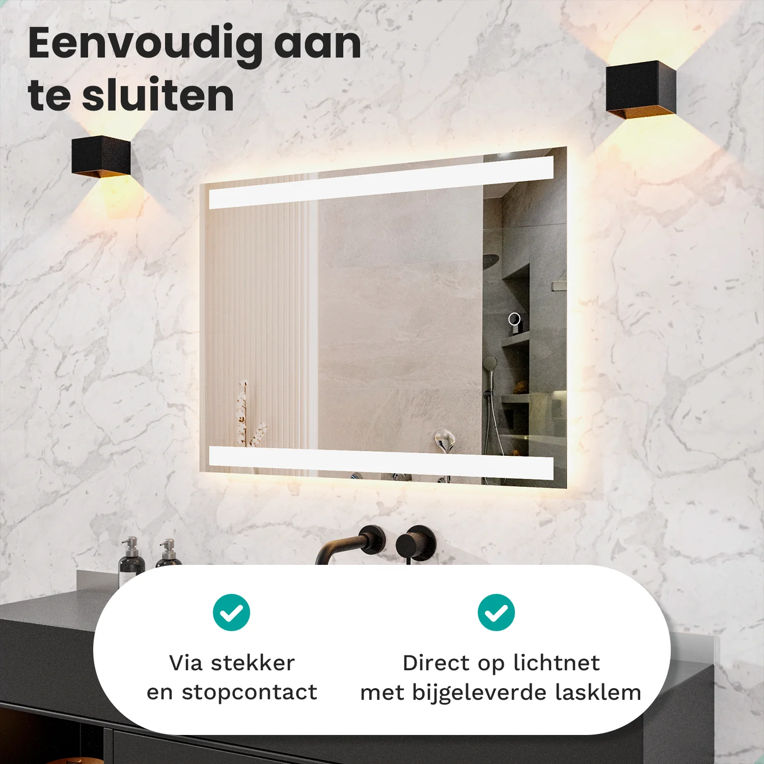 Een verlichte spiegel boven een zwart wastafelmeubel met twee wandlampen.