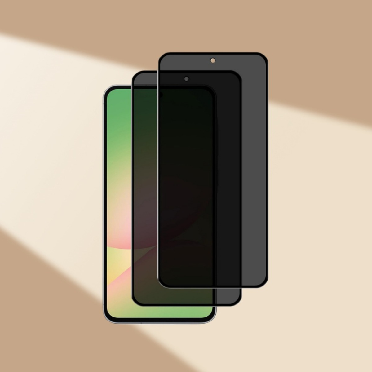 Tre schermi smartphone con protezioni in varie tonalità di nero, su sfondo chiaro.