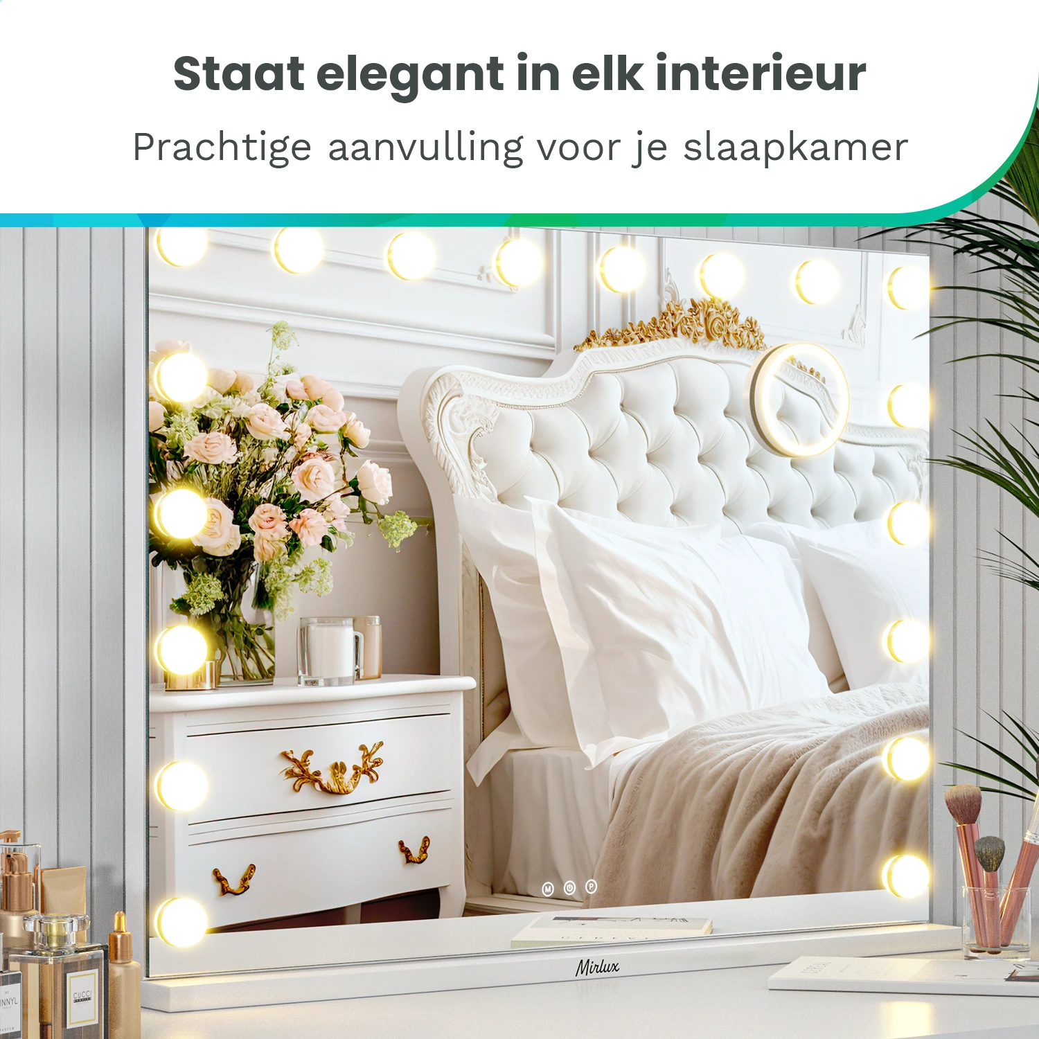 Een verlichte make-upspiegel reflecteert een slaapkamer met bloemen en nachtkastje.
