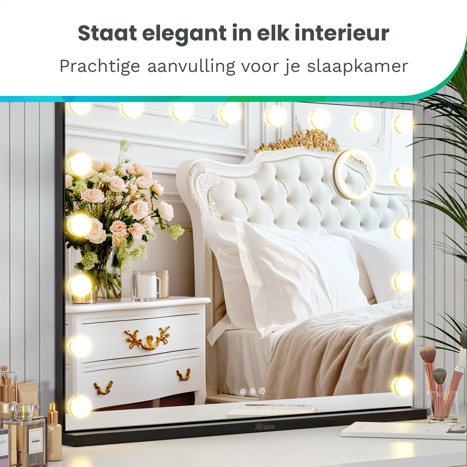 Slaapkamer met verlichte kaptafelspiegel, bloemen en cosmetica.