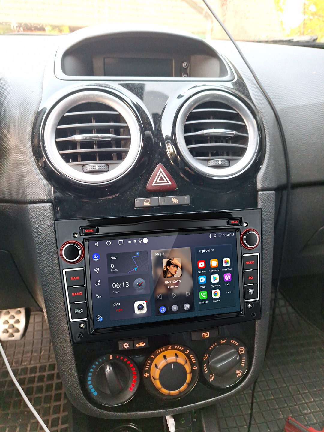 Cruscotto auto con infotainment touchscreen, bocchette d'aria e manopole.