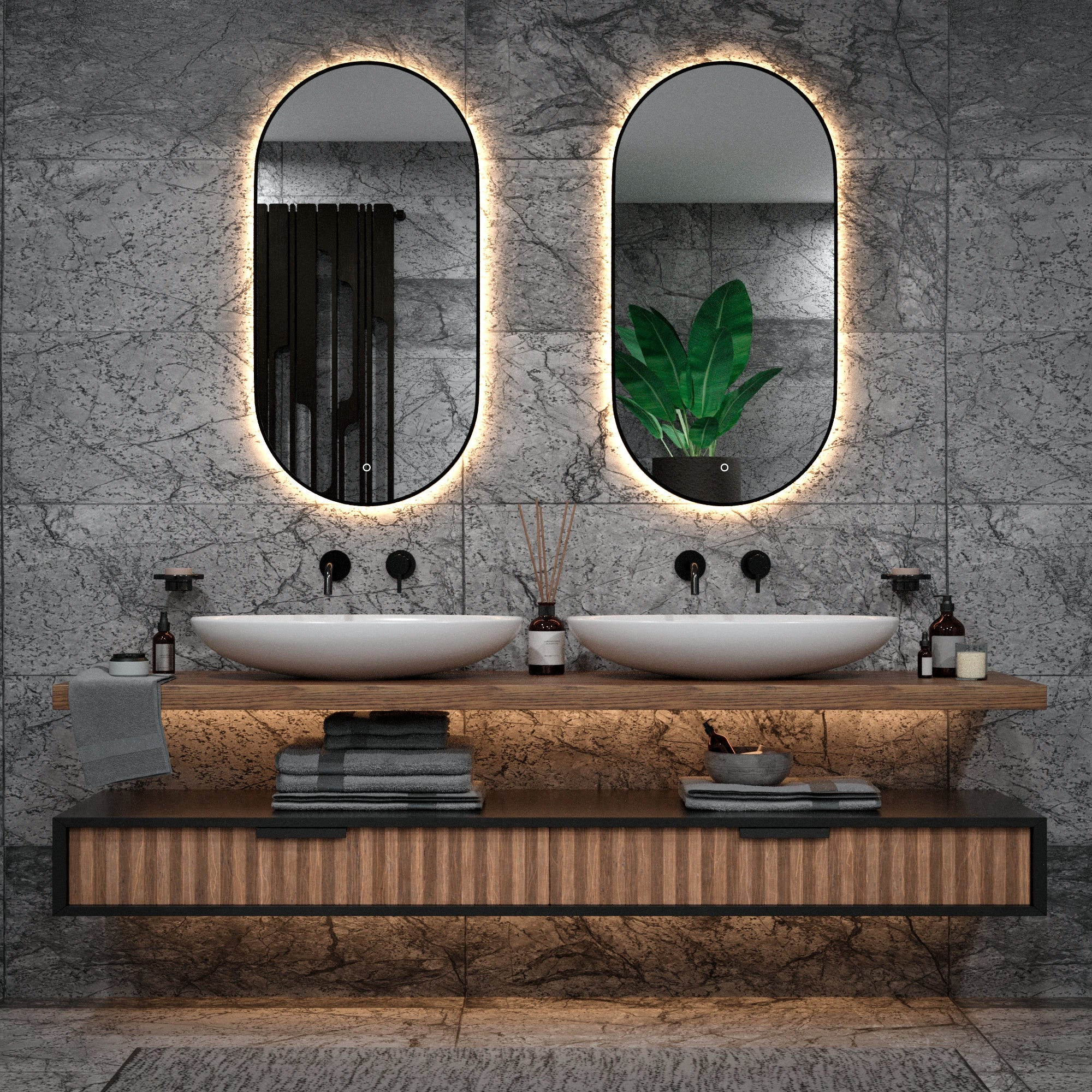 Een moderne badkamer met dubbele wastafels, verlichte spiegels en marmeren tegels.