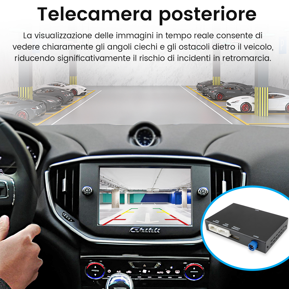 Interno auto con schermo che mostra un parcheggio.